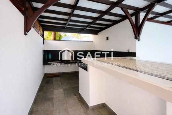 Villa d'exception avec piscine de 17 M et salle de Cinéma privée !