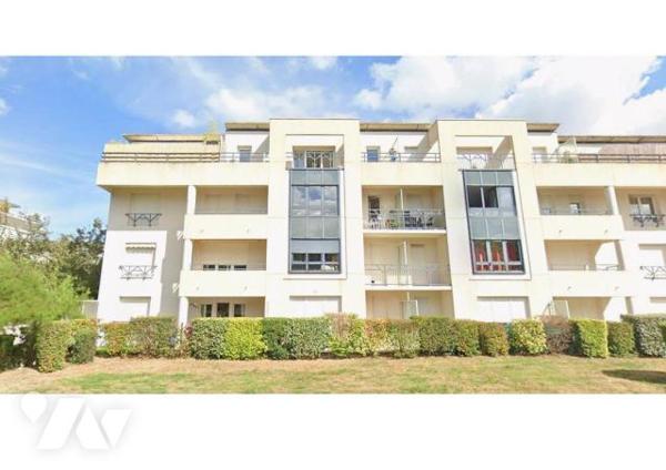 Appartement situé en rez-de-chaussée comprenant entrée, séjour avec kitchenette, chambre, salle...