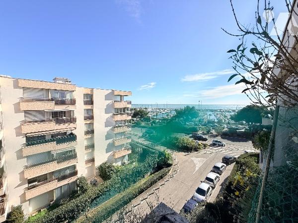 Studio de 28m2 avec un parking et une cave dans une belle résidence des Vespins à Saint Laurent.