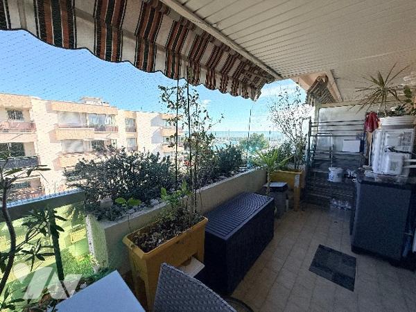 Studio de 28m2 avec un parking et une cave dans une belle résidence des Vespins à Saint Laurent.