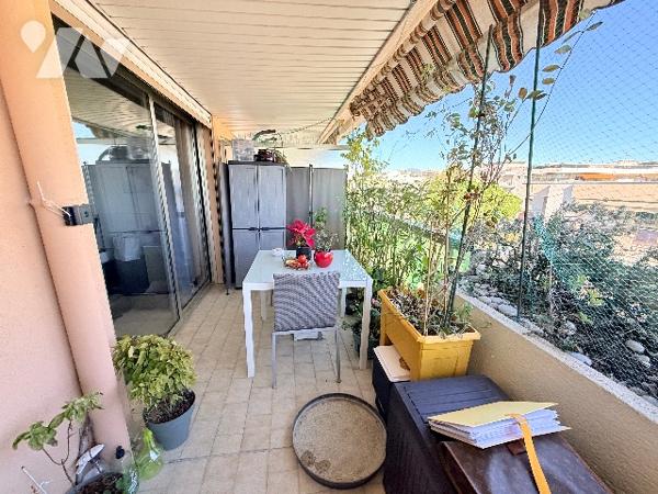 Studio de 28m2 avec un parking et une cave dans une belle résidence des Vespins à Saint Laurent.