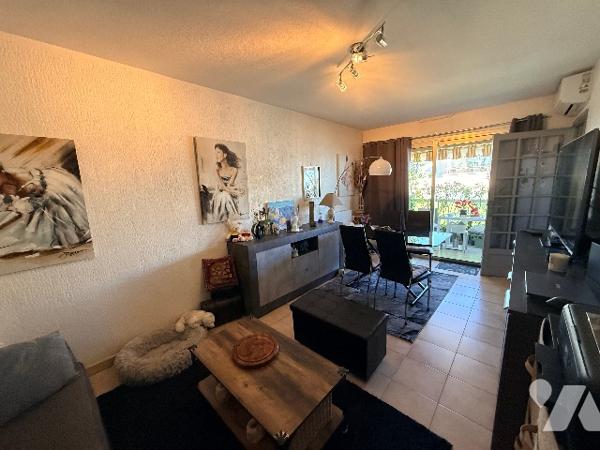 Studio de 28m2 avec un parking et une cave dans une belle résidence des Vespins à Saint Laurent.