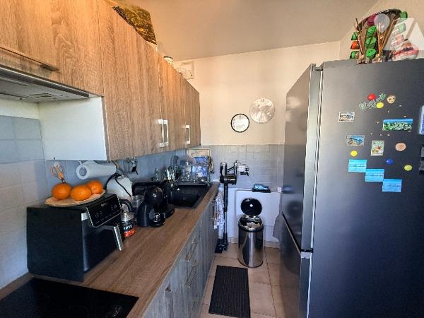 Studio de 28m2 avec un parking et une cave dans une belle résidence des Vespins à Saint Laurent.