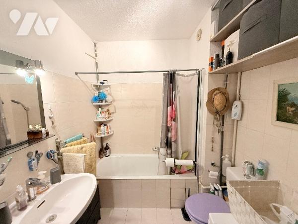 Studio de 28m2 avec un parking et une cave dans une belle résidence des Vespins à Saint Laurent.