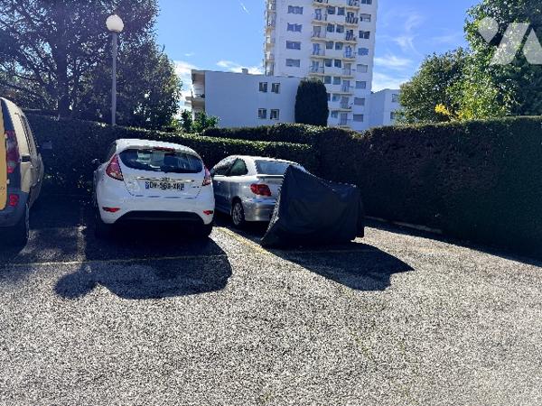 Studio de 28m2 avec un parking et une cave dans une belle résidence des Vespins à Saint Laurent.
