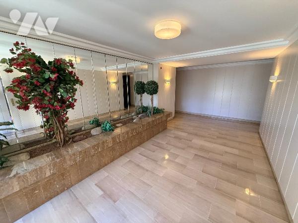 Studio de 28m2 avec un parking et une cave dans une belle résidence des Vespins à Saint Laurent.