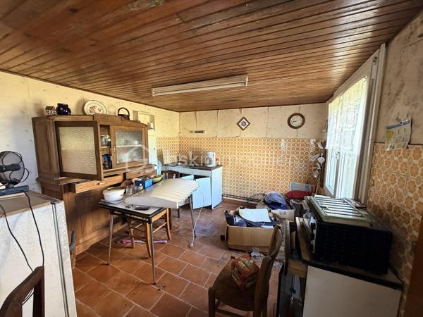 NOUVELLE EXCLUSIVITÉ BSK IMMOBILIER : 

Vous recherchez un projet de rénovation avec du potentiel ? Cette maison de village semi-individuelle de 100 m² n’attend plus que vous !

✨ Elle se compose :

🔹 Au rez-de-chaussée :

Un salon / séjour
Une cuisine
Une salle de bains avec WC

🔹 À l’étage :

Trois chambres
Un espace grenier

🌿 Un jardin ainsi qu’un grenier supplémentaire viennent compléter ce bien.

⚒️ Maison à rénover entièrement, idéale pour les amateurs de travaux, investisseurs ou primo-accédants souhaitant créer un intérieur à leur image.

💰 Faible taxe foncière : seulement 350 € / an.

📞 Une opportunité à découvrir rapidement ! Contactez-moi pour plus d’informations ou organiser une visite.