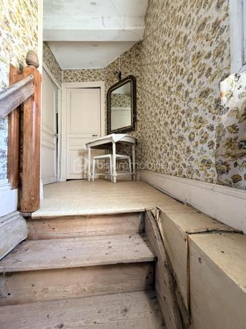 NOUVELLE EXCLUSIVITÉ BSK IMMOBILIER : 

Vous recherchez un projet de rénovation avec du potentiel ? Cette maison de village semi-individuelle de 100 m² n’attend plus que vous !

✨ Elle se compose :

🔹 Au rez-de-chaussée :

Un salon / séjour
Une cuisine
Une salle de bains avec WC

🔹 À l’étage :

Trois chambres
Un espace grenier

🌿 Un jardin ainsi qu’un grenier supplémentaire viennent compléter ce bien.

⚒️ Maison à rénover entièrement, idéale pour les amateurs de travaux, investisseurs ou primo-accédants souhaitant créer un intérieur à leur image.

💰 Faible taxe foncière : seulement 350 € / an.

📞 Une opportunité à découvrir rapidement ! Contactez-moi pour plus d’informations ou organiser une visite.