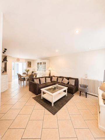 Dès les premiers instants, cette maison pleine de charme saura vous séduire par son authenticité et son atmosphère chaleureuse. Ses belles poutres apparentes, son cachet unique et ses volumes agréables en font un bien rare sur le secteur de Crépy-en-Valois.

Le rez-de-chaussée propose une pièce de vie conviviale avec cuisine ouverte équipée, ainsi qu’un WC indépendant pour plus de confort au quotidien.
À l’étage, vous découvrirez quatre chambres lumineuses ainsi qu’une salle d’eau avec WC.

Côté prestations, la maison dispose également d’une agréable véranda baignée de lumière, d’un espace cellier/buanderie pratique, mais aussi d’une superbe cave voûtée pleine de caractère, idéale pour les amateurs de vin ou les amoureux des lieux authentiques.

Un véritable atout supplémentaire : une dépendance d’environ 20 m² offrant de nombreuses possibilités selon vos envies : atelier, bureau, espace détente, salle de jeux ou activité indépendante.

À l’extérieur, vous profiterez d’une terrasse intimiste sans vis-à-vis, parfaite pour partager des moments en famille ou entre amis en toute tranquillité.

Une maison de caractère, alliant charme de l’ancien et potentiel, à découvrir sans tarder. Coup de cœur assuré pour les amateurs d’authenticité !