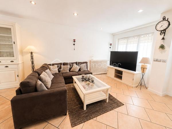 Dès les premiers instants, cette maison pleine de charme saura vous séduire par son authenticité et son atmosphère chaleureuse. Ses belles poutres apparentes, son cachet unique et ses volumes agréables en font un bien rare sur le secteur de Crépy-en-Valois.

Le rez-de-chaussée propose une pièce de vie conviviale avec cuisine ouverte équipée, ainsi qu’un WC indépendant pour plus de confort au quotidien.
À l’étage, vous découvrirez quatre chambres lumineuses ainsi qu’une salle d’eau avec WC.

Côté prestations, la maison dispose également d’une agréable véranda baignée de lumière, d’un espace cellier/buanderie pratique, mais aussi d’une superbe cave voûtée pleine de caractère, idéale pour les amateurs de vin ou les amoureux des lieux authentiques.

Un véritable atout supplémentaire : une dépendance d’environ 20 m² offrant de nombreuses possibilités selon vos envies : atelier, bureau, espace détente, salle de jeux ou activité indépendante.

À l’extérieur, vous profiterez d’une terrasse intimiste sans vis-à-vis, parfaite pour partager des moments en famille ou entre amis en toute tranquillité.

Une maison de caractère, alliant charme de l’ancien et potentiel, à découvrir sans tarder. Coup de cœur assuré pour les amateurs d’authenticité !