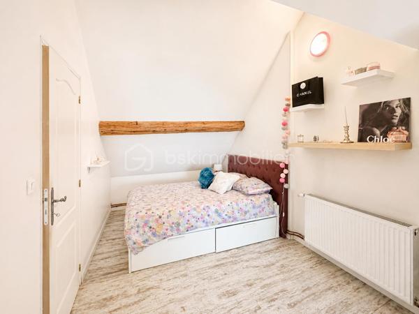 Dès les premiers instants, cette maison pleine de charme saura vous séduire par son authenticité et son atmosphère chaleureuse. Ses belles poutres apparentes, son cachet unique et ses volumes agréables en font un bien rare sur le secteur de Crépy-en-Valois.

Le rez-de-chaussée propose une pièce de vie conviviale avec cuisine ouverte équipée, ainsi qu’un WC indépendant pour plus de confort au quotidien.
À l’étage, vous découvrirez quatre chambres lumineuses ainsi qu’une salle d’eau avec WC.

Côté prestations, la maison dispose également d’une agréable véranda baignée de lumière, d’un espace cellier/buanderie pratique, mais aussi d’une superbe cave voûtée pleine de caractère, idéale pour les amateurs de vin ou les amoureux des lieux authentiques.

Un véritable atout supplémentaire : une dépendance d’environ 20 m² offrant de nombreuses possibilités selon vos envies : atelier, bureau, espace détente, salle de jeux ou activité indépendante.

À l’extérieur, vous profiterez d’une terrasse intimiste sans vis-à-vis, parfaite pour partager des moments en famille ou entre amis en toute tranquillité.

Une maison de caractère, alliant charme de l’ancien et potentiel, à découvrir sans tarder. Coup de cœur assuré pour les amateurs d’authenticité !