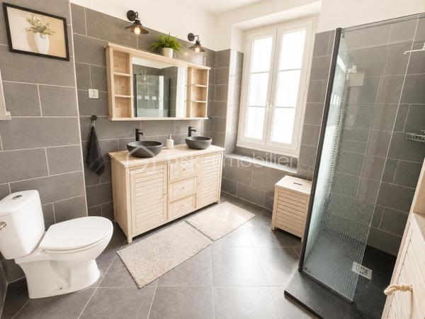 Dès les premiers instants, cette maison pleine de charme saura vous séduire par son authenticité et son atmosphère chaleureuse. Ses belles poutres apparentes, son cachet unique et ses volumes agréables en font un bien rare sur le secteur de Crépy-en-Valois.

Le rez-de-chaussée propose une pièce de vie conviviale avec cuisine ouverte équipée, ainsi qu’un WC indépendant pour plus de confort au quotidien.
À l’étage, vous découvrirez quatre chambres lumineuses ainsi qu’une salle d’eau avec WC.

Côté prestations, la maison dispose également d’une agréable véranda baignée de lumière, d’un espace cellier/buanderie pratique, mais aussi d’une superbe cave voûtée pleine de caractère, idéale pour les amateurs de vin ou les amoureux des lieux authentiques.

Un véritable atout supplémentaire : une dépendance d’environ 20 m² offrant de nombreuses possibilités selon vos envies : atelier, bureau, espace détente, salle de jeux ou activité indépendante.

À l’extérieur, vous profiterez d’une terrasse intimiste sans vis-à-vis, parfaite pour partager des moments en famille ou entre amis en toute tranquillité.

Une maison de caractère, alliant charme de l’ancien et potentiel, à découvrir sans tarder. Coup de cœur assuré pour les amateurs d’authenticité !