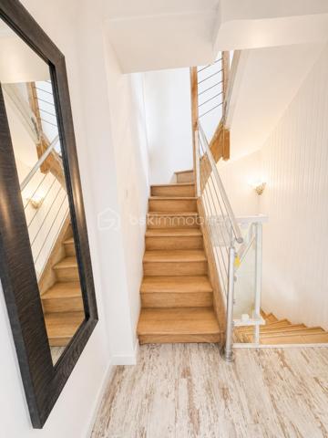 Dès les premiers instants, cette maison pleine de charme saura vous séduire par son authenticité et son atmosphère chaleureuse. Ses belles poutres apparentes, son cachet unique et ses volumes agréables en font un bien rare sur le secteur de Crépy-en-Valois.

Le rez-de-chaussée propose une pièce de vie conviviale avec cuisine ouverte équipée, ainsi qu’un WC indépendant pour plus de confort au quotidien.
À l’étage, vous découvrirez quatre chambres lumineuses ainsi qu’une salle d’eau avec WC.

Côté prestations, la maison dispose également d’une agréable véranda baignée de lumière, d’un espace cellier/buanderie pratique, mais aussi d’une superbe cave voûtée pleine de caractère, idéale pour les amateurs de vin ou les amoureux des lieux authentiques.

Un véritable atout supplémentaire : une dépendance d’environ 20 m² offrant de nombreuses possibilités selon vos envies : atelier, bureau, espace détente, salle de jeux ou activité indépendante.

À l’extérieur, vous profiterez d’une terrasse intimiste sans vis-à-vis, parfaite pour partager des moments en famille ou entre amis en toute tranquillité.

Une maison de caractère, alliant charme de l’ancien et potentiel, à découvrir sans tarder. Coup de cœur assuré pour les amateurs d’authenticité !