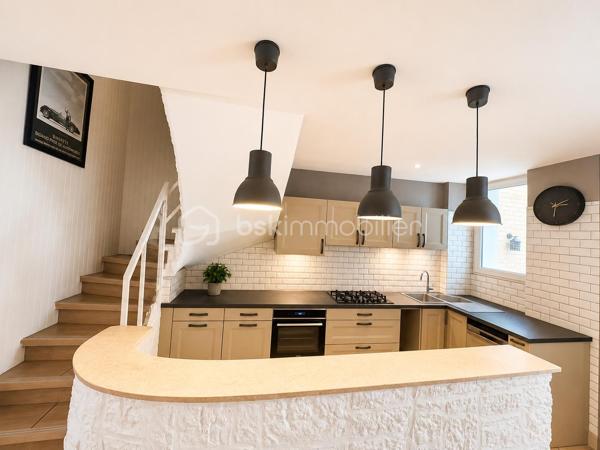 Dès les premiers instants, cette maison pleine de charme saura vous séduire par son authenticité et son atmosphère chaleureuse. Ses belles poutres apparentes, son cachet unique et ses volumes agréables en font un bien rare sur le secteur de Crépy-en-Valois.

Le rez-de-chaussée propose une pièce de vie conviviale avec cuisine ouverte équipée, ainsi qu’un WC indépendant pour plus de confort au quotidien.
À l’étage, vous découvrirez quatre chambres lumineuses ainsi qu’une salle d’eau avec WC.

Côté prestations, la maison dispose également d’une agréable véranda baignée de lumière, d’un espace cellier/buanderie pratique, mais aussi d’une superbe cave voûtée pleine de caractère, idéale pour les amateurs de vin ou les amoureux des lieux authentiques.

Un véritable atout supplémentaire : une dépendance d’environ 20 m² offrant de nombreuses possibilités selon vos envies : atelier, bureau, espace détente, salle de jeux ou activité indépendante.

À l’extérieur, vous profiterez d’une terrasse intimiste sans vis-à-vis, parfaite pour partager des moments en famille ou entre amis en toute tranquillité.

Une maison de caractère, alliant charme de l’ancien et potentiel, à découvrir sans tarder. Coup de cœur assuré pour les amateurs d’authenticité !