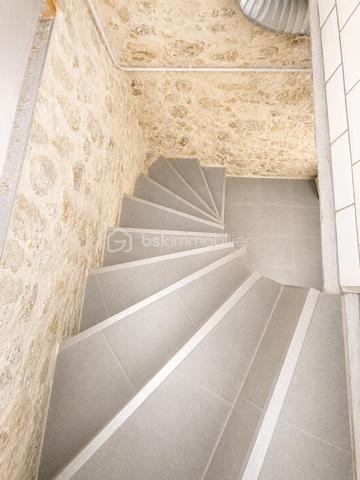 Dès les premiers instants, cette maison pleine de charme saura vous séduire par son authenticité et son atmosphère chaleureuse. Ses belles poutres apparentes, son cachet unique et ses volumes agréables en font un bien rare sur le secteur de Crépy-en-Valois.

Le rez-de-chaussée propose une pièce de vie conviviale avec cuisine ouverte équipée, ainsi qu’un WC indépendant pour plus de confort au quotidien.
À l’étage, vous découvrirez quatre chambres lumineuses ainsi qu’une salle d’eau avec WC.

Côté prestations, la maison dispose également d’une agréable véranda baignée de lumière, d’un espace cellier/buanderie pratique, mais aussi d’une superbe cave voûtée pleine de caractère, idéale pour les amateurs de vin ou les amoureux des lieux authentiques.

Un véritable atout supplémentaire : une dépendance d’environ 20 m² offrant de nombreuses possibilités selon vos envies : atelier, bureau, espace détente, salle de jeux ou activité indépendante.

À l’extérieur, vous profiterez d’une terrasse intimiste sans vis-à-vis, parfaite pour partager des moments en famille ou entre amis en toute tranquillité.

Une maison de caractère, alliant charme de l’ancien et potentiel, à découvrir sans tarder. Coup de cœur assuré pour les amateurs d’authenticité !