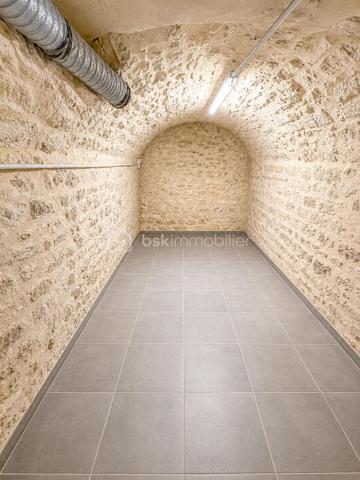 Dès les premiers instants, cette maison pleine de charme saura vous séduire par son authenticité et son atmosphère chaleureuse. Ses belles poutres apparentes, son cachet unique et ses volumes agréables en font un bien rare sur le secteur de Crépy-en-Valois.

Le rez-de-chaussée propose une pièce de vie conviviale avec cuisine ouverte équipée, ainsi qu’un WC indépendant pour plus de confort au quotidien.
À l’étage, vous découvrirez quatre chambres lumineuses ainsi qu’une salle d’eau avec WC.

Côté prestations, la maison dispose également d’une agréable véranda baignée de lumière, d’un espace cellier/buanderie pratique, mais aussi d’une superbe cave voûtée pleine de caractère, idéale pour les amateurs de vin ou les amoureux des lieux authentiques.

Un véritable atout supplémentaire : une dépendance d’environ 20 m² offrant de nombreuses possibilités selon vos envies : atelier, bureau, espace détente, salle de jeux ou activité indépendante.

À l’extérieur, vous profiterez d’une terrasse intimiste sans vis-à-vis, parfaite pour partager des moments en famille ou entre amis en toute tranquillité.

Une maison de caractère, alliant charme de l’ancien et potentiel, à découvrir sans tarder. Coup de cœur assuré pour les amateurs d’authenticité !