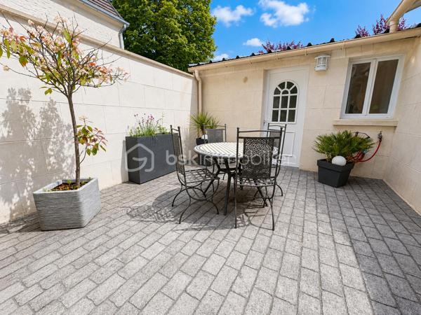 Dès les premiers instants, cette maison pleine de charme saura vous séduire par son authenticité et son atmosphère chaleureuse. Ses belles poutres apparentes, son cachet unique et ses volumes agréables en font un bien rare sur le secteur de Crépy-en-Valois.

Le rez-de-chaussée propose une pièce de vie conviviale avec cuisine ouverte équipée, ainsi qu’un WC indépendant pour plus de confort au quotidien.
À l’étage, vous découvrirez quatre chambres lumineuses ainsi qu’une salle d’eau avec WC.

Côté prestations, la maison dispose également d’une agréable véranda baignée de lumière, d’un espace cellier/buanderie pratique, mais aussi d’une superbe cave voûtée pleine de caractère, idéale pour les amateurs de vin ou les amoureux des lieux authentiques.

Un véritable atout supplémentaire : une dépendance d’environ 20 m² offrant de nombreuses possibilités selon vos envies : atelier, bureau, espace détente, salle de jeux ou activité indépendante.

À l’extérieur, vous profiterez d’une terrasse intimiste sans vis-à-vis, parfaite pour partager des moments en famille ou entre amis en toute tranquillité.

Une maison de caractère, alliant charme de l’ancien et potentiel, à découvrir sans tarder. Coup de cœur assuré pour les amateurs d’authenticité !