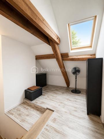 Dès les premiers instants, cette maison pleine de charme saura vous séduire par son authenticité et son atmosphère chaleureuse. Ses belles poutres apparentes, son cachet unique et ses volumes agréables en font un bien rare sur le secteur de Crépy-en-Valois.

Le rez-de-chaussée propose une pièce de vie conviviale avec cuisine ouverte équipée, ainsi qu’un WC indépendant pour plus de confort au quotidien.
À l’étage, vous découvrirez quatre chambres lumineuses ainsi qu’une salle d’eau avec WC.

Côté prestations, la maison dispose également d’une agréable véranda baignée de lumière, d’un espace cellier/buanderie pratique, mais aussi d’une superbe cave voûtée pleine de caractère, idéale pour les amateurs de vin ou les amoureux des lieux authentiques.

Un véritable atout supplémentaire : une dépendance d’environ 20 m² offrant de nombreuses possibilités selon vos envies : atelier, bureau, espace détente, salle de jeux ou activité indépendante.

À l’extérieur, vous profiterez d’une terrasse intimiste sans vis-à-vis, parfaite pour partager des moments en famille ou entre amis en toute tranquillité.

Une maison de caractère, alliant charme de l’ancien et potentiel, à découvrir sans tarder. Coup de cœur assuré pour les amateurs d’authenticité !