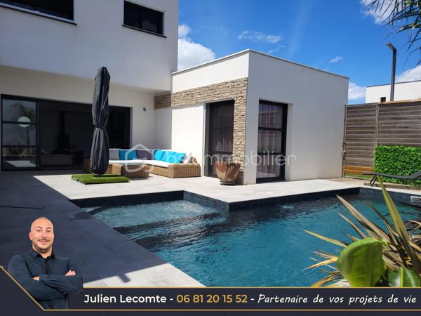 En Exclusivité sur la commune de Sérignan, belle villa contemporaine de 135m² avec piscine, dans un quartier très calme à 700m de la mer et de Valras-plage.

Pensée pour les moments de vie en famille, cette maison est idéalement agencée et vous ressentirez le côté zen dès le portillon. Une fois l'entrée avec placard passée, vous arrivez sur une très belle pièce de vie avec cuisine ouverte de 53m². La cuisine avec îlot central est vendue équipée. Pour les parents, une suite parentale de 23m² avec SDE privative (douche italienne 140x90 et vasque) et dressing avec un accès sur la première terrasse et la piscine. Pour le télétravail ou recevoir les amis, un bureau de 10m². À l'étage, l'espace des enfants, où un palier de 4m² dessert deux chambres et une salle de bains. La première chambre avec placard mesure 11,50m², la seconde 14,50m² dressing privatif compris. La SDB propose baignoire îlot, douche italienne 140x90 et vasque. Chaque niveau possède un WC suspendu indépendant, celui du rez-de-chaussée est aussi équipé d'un lave-mains. Toutes les pièces d'eau ont une fenêtre.

Depuis la pièce de vie et la cuisine, vous aurez accès à la terrasse principale de plus de 25m² entourant la piscine. Cet espace sans aucun vis-à-vis vous permettra de vous baigner dans la piscine au sel de dimensions 7x3. Pour profiter des extérieurs par tout temps, une terrasse couverte de 14m² communicante avec la cuisine et donnant sur la piscine. Enfin, une troisième terrasse ombragée avec une pergola bois au sud pour des petits déjeuners à l'ombre en été.

Pour stationner vos véhicules, vous disposez de deux places extérieures privatives et d'un garage de 25m². Le fond du garage est aménagé en cellier/buanderie, et la largeur permet de rentrer une voiture et une moto côte à côte sans être à l'étroit.

Les prestations sont au rendez-vous. Toutes les menuiseries sont en alu anthracite. Toutes les baies sont à galandage. La baie en 4 vantaux du salon donnant sur la piscine mesure 5m et apporte un effet dedans/dehors très agréable. Pour le confort d'été et d'hiver une climatisation gainable réversible est installée et utilisée pour un effet corniche architecturale dans la pièce de vie qui apporte un cachet et de la hauteur. Pour vos soirées d'hiver, vous profiterez de la chaleur du poêle à bois. La porte du garage est sectionnelle, motorisée et mesure 3m de large. L'escalier est en béton carrelé. Pré-équipée domotique, vous n'aurez plus qu'à choisir votre système de contrôle à distance.

Les extérieurs paysagés, de la parcelle de 493m², avec des oliviers, palmiers et gazon synthétique, amènent la touche finale à cette villa cossue et familiale. Il ne vous reste plus qu'à poser vos valises pour passer d'agréables moments en famille et entre amis.

Cette maison construite en 2021 est économe en énergie grâce à sa certification RT2012 et encore couverte par l'assurance décennale.

Julien Lecomte partenaire de vos projets de vie.