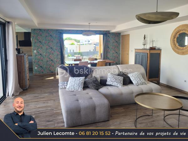 En Exclusivité sur la commune de Sérignan, belle villa contemporaine de 135m² avec piscine, dans un quartier très calme à 700m de la mer et de Valras-plage.

Pensée pour les moments de vie en famille, cette maison est idéalement agencée et vous ressentirez le côté zen dès le portillon. Une fois l'entrée avec placard passée, vous arrivez sur une très belle pièce de vie avec cuisine ouverte de 53m². La cuisine avec îlot central est vendue équipée. Pour les parents, une suite parentale de 23m² avec SDE privative (douche italienne 140x90 et vasque) et dressing avec un accès sur la première terrasse et la piscine. Pour le télétravail ou recevoir les amis, un bureau de 10m². À l'étage, l'espace des enfants, où un palier de 4m² dessert deux chambres et une salle de bains. La première chambre avec placard mesure 11,50m², la seconde 14,50m² dressing privatif compris. La SDB propose baignoire îlot, douche italienne 140x90 et vasque. Chaque niveau possède un WC suspendu indépendant, celui du rez-de-chaussée est aussi équipé d'un lave-mains. Toutes les pièces d'eau ont une fenêtre.

Depuis la pièce de vie et la cuisine, vous aurez accès à la terrasse principale de plus de 25m² entourant la piscine. Cet espace sans aucun vis-à-vis vous permettra de vous baigner dans la piscine au sel de dimensions 7x3. Pour profiter des extérieurs par tout temps, une terrasse couverte de 14m² communicante avec la cuisine et donnant sur la piscine. Enfin, une troisième terrasse ombragée avec une pergola bois au sud pour des petits déjeuners à l'ombre en été.

Pour stationner vos véhicules, vous disposez de deux places extérieures privatives et d'un garage de 25m². Le fond du garage est aménagé en cellier/buanderie, et la largeur permet de rentrer une voiture et une moto côte à côte sans être à l'étroit.

Les prestations sont au rendez-vous. Toutes les menuiseries sont en alu anthracite. Toutes les baies sont à galandage. La baie en 4 vantaux du salon donnant sur la piscine mesure 5m et apporte un effet dedans/dehors très agréable. Pour le confort d'été et d'hiver une climatisation gainable réversible est installée et utilisée pour un effet corniche architecturale dans la pièce de vie qui apporte un cachet et de la hauteur. Pour vos soirées d'hiver, vous profiterez de la chaleur du poêle à bois. La porte du garage est sectionnelle, motorisée et mesure 3m de large. L'escalier est en béton carrelé. Pré-équipée domotique, vous n'aurez plus qu'à choisir votre système de contrôle à distance.

Les extérieurs paysagés, de la parcelle de 493m², avec des oliviers, palmiers et gazon synthétique, amènent la touche finale à cette villa cossue et familiale. Il ne vous reste plus qu'à poser vos valises pour passer d'agréables moments en famille et entre amis.

Cette maison construite en 2021 est économe en énergie grâce à sa certification RT2012 et encore couverte par l'assurance décennale.

Julien Lecomte partenaire de vos projets de vie.
