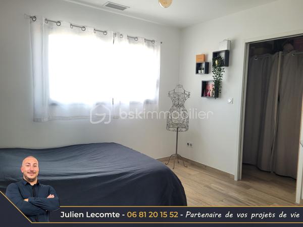 En Exclusivité sur la commune de Sérignan, belle villa contemporaine de 135m² avec piscine, dans un quartier très calme à 700m de la mer et de Valras-plage.

Pensée pour les moments de vie en famille, cette maison est idéalement agencée et vous ressentirez le côté zen dès le portillon. Une fois l'entrée avec placard passée, vous arrivez sur une très belle pièce de vie avec cuisine ouverte de 53m². La cuisine avec îlot central est vendue équipée. Pour les parents, une suite parentale de 23m² avec SDE privative (douche italienne 140x90 et vasque) et dressing avec un accès sur la première terrasse et la piscine. Pour le télétravail ou recevoir les amis, un bureau de 10m². À l'étage, l'espace des enfants, où un palier de 4m² dessert deux chambres et une salle de bains. La première chambre avec placard mesure 11,50m², la seconde 14,50m² dressing privatif compris. La SDB propose baignoire îlot, douche italienne 140x90 et vasque. Chaque niveau possède un WC suspendu indépendant, celui du rez-de-chaussée est aussi équipé d'un lave-mains. Toutes les pièces d'eau ont une fenêtre.

Depuis la pièce de vie et la cuisine, vous aurez accès à la terrasse principale de plus de 25m² entourant la piscine. Cet espace sans aucun vis-à-vis vous permettra de vous baigner dans la piscine au sel de dimensions 7x3. Pour profiter des extérieurs par tout temps, une terrasse couverte de 14m² communicante avec la cuisine et donnant sur la piscine. Enfin, une troisième terrasse ombragée avec une pergola bois au sud pour des petits déjeuners à l'ombre en été.

Pour stationner vos véhicules, vous disposez de deux places extérieures privatives et d'un garage de 25m². Le fond du garage est aménagé en cellier/buanderie, et la largeur permet de rentrer une voiture et une moto côte à côte sans être à l'étroit.

Les prestations sont au rendez-vous. Toutes les menuiseries sont en alu anthracite. Toutes les baies sont à galandage. La baie en 4 vantaux du salon donnant sur la piscine mesure 5m et apporte un effet dedans/dehors très agréable. Pour le confort d'été et d'hiver une climatisation gainable réversible est installée et utilisée pour un effet corniche architecturale dans la pièce de vie qui apporte un cachet et de la hauteur. Pour vos soirées d'hiver, vous profiterez de la chaleur du poêle à bois. La porte du garage est sectionnelle, motorisée et mesure 3m de large. L'escalier est en béton carrelé. Pré-équipée domotique, vous n'aurez plus qu'à choisir votre système de contrôle à distance.

Les extérieurs paysagés, de la parcelle de 493m², avec des oliviers, palmiers et gazon synthétique, amènent la touche finale à cette villa cossue et familiale. Il ne vous reste plus qu'à poser vos valises pour passer d'agréables moments en famille et entre amis.

Cette maison construite en 2021 est économe en énergie grâce à sa certification RT2012 et encore couverte par l'assurance décennale.

Julien Lecomte partenaire de vos projets de vie.