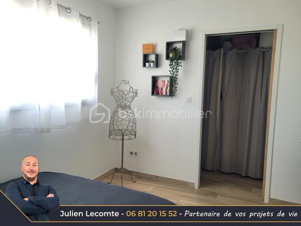 En Exclusivité sur la commune de Sérignan, belle villa contemporaine de 135m² avec piscine, dans un quartier très calme à 700m de la mer et de Valras-plage.

Pensée pour les moments de vie en famille, cette maison est idéalement agencée et vous ressentirez le côté zen dès le portillon. Une fois l'entrée avec placard passée, vous arrivez sur une très belle pièce de vie avec cuisine ouverte de 53m². La cuisine avec îlot central est vendue équipée. Pour les parents, une suite parentale de 23m² avec SDE privative (douche italienne 140x90 et vasque) et dressing avec un accès sur la première terrasse et la piscine. Pour le télétravail ou recevoir les amis, un bureau de 10m². À l'étage, l'espace des enfants, où un palier de 4m² dessert deux chambres et une salle de bains. La première chambre avec placard mesure 11,50m², la seconde 14,50m² dressing privatif compris. La SDB propose baignoire îlot, douche italienne 140x90 et vasque. Chaque niveau possède un WC suspendu indépendant, celui du rez-de-chaussée est aussi équipé d'un lave-mains. Toutes les pièces d'eau ont une fenêtre.

Depuis la pièce de vie et la cuisine, vous aurez accès à la terrasse principale de plus de 25m² entourant la piscine. Cet espace sans aucun vis-à-vis vous permettra de vous baigner dans la piscine au sel de dimensions 7x3. Pour profiter des extérieurs par tout temps, une terrasse couverte de 14m² communicante avec la cuisine et donnant sur la piscine. Enfin, une troisième terrasse ombragée avec une pergola bois au sud pour des petits déjeuners à l'ombre en été.

Pour stationner vos véhicules, vous disposez de deux places extérieures privatives et d'un garage de 25m². Le fond du garage est aménagé en cellier/buanderie, et la largeur permet de rentrer une voiture et une moto côte à côte sans être à l'étroit.

Les prestations sont au rendez-vous. Toutes les menuiseries sont en alu anthracite. Toutes les baies sont à galandage. La baie en 4 vantaux du salon donnant sur la piscine mesure 5m et apporte un effet dedans/dehors très agréable. Pour le confort d'été et d'hiver une climatisation gainable réversible est installée et utilisée pour un effet corniche architecturale dans la pièce de vie qui apporte un cachet et de la hauteur. Pour vos soirées d'hiver, vous profiterez de la chaleur du poêle à bois. La porte du garage est sectionnelle, motorisée et mesure 3m de large. L'escalier est en béton carrelé. Pré-équipée domotique, vous n'aurez plus qu'à choisir votre système de contrôle à distance.

Les extérieurs paysagés, de la parcelle de 493m², avec des oliviers, palmiers et gazon synthétique, amènent la touche finale à cette villa cossue et familiale. Il ne vous reste plus qu'à poser vos valises pour passer d'agréables moments en famille et entre amis.

Cette maison construite en 2021 est économe en énergie grâce à sa certification RT2012 et encore couverte par l'assurance décennale.

Julien Lecomte partenaire de vos projets de vie.