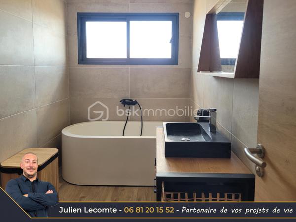 En Exclusivité sur la commune de Sérignan, belle villa contemporaine de 135m² avec piscine, dans un quartier très calme à 700m de la mer et de Valras-plage.

Pensée pour les moments de vie en famille, cette maison est idéalement agencée et vous ressentirez le côté zen dès le portillon. Une fois l'entrée avec placard passée, vous arrivez sur une très belle pièce de vie avec cuisine ouverte de 53m². La cuisine avec îlot central est vendue équipée. Pour les parents, une suite parentale de 23m² avec SDE privative (douche italienne 140x90 et vasque) et dressing avec un accès sur la première terrasse et la piscine. Pour le télétravail ou recevoir les amis, un bureau de 10m². À l'étage, l'espace des enfants, où un palier de 4m² dessert deux chambres et une salle de bains. La première chambre avec placard mesure 11,50m², la seconde 14,50m² dressing privatif compris. La SDB propose baignoire îlot, douche italienne 140x90 et vasque. Chaque niveau possède un WC suspendu indépendant, celui du rez-de-chaussée est aussi équipé d'un lave-mains. Toutes les pièces d'eau ont une fenêtre.

Depuis la pièce de vie et la cuisine, vous aurez accès à la terrasse principale de plus de 25m² entourant la piscine. Cet espace sans aucun vis-à-vis vous permettra de vous baigner dans la piscine au sel de dimensions 7x3. Pour profiter des extérieurs par tout temps, une terrasse couverte de 14m² communicante avec la cuisine et donnant sur la piscine. Enfin, une troisième terrasse ombragée avec une pergola bois au sud pour des petits déjeuners à l'ombre en été.

Pour stationner vos véhicules, vous disposez de deux places extérieures privatives et d'un garage de 25m². Le fond du garage est aménagé en cellier/buanderie, et la largeur permet de rentrer une voiture et une moto côte à côte sans être à l'étroit.

Les prestations sont au rendez-vous. Toutes les menuiseries sont en alu anthracite. Toutes les baies sont à galandage. La baie en 4 vantaux du salon donnant sur la piscine mesure 5m et apporte un effet dedans/dehors très agréable. Pour le confort d'été et d'hiver une climatisation gainable réversible est installée et utilisée pour un effet corniche architecturale dans la pièce de vie qui apporte un cachet et de la hauteur. Pour vos soirées d'hiver, vous profiterez de la chaleur du poêle à bois. La porte du garage est sectionnelle, motorisée et mesure 3m de large. L'escalier est en béton carrelé. Pré-équipée domotique, vous n'aurez plus qu'à choisir votre système de contrôle à distance.

Les extérieurs paysagés, de la parcelle de 493m², avec des oliviers, palmiers et gazon synthétique, amènent la touche finale à cette villa cossue et familiale. Il ne vous reste plus qu'à poser vos valises pour passer d'agréables moments en famille et entre amis.

Cette maison construite en 2021 est économe en énergie grâce à sa certification RT2012 et encore couverte par l'assurance décennale.

Julien Lecomte partenaire de vos projets de vie.