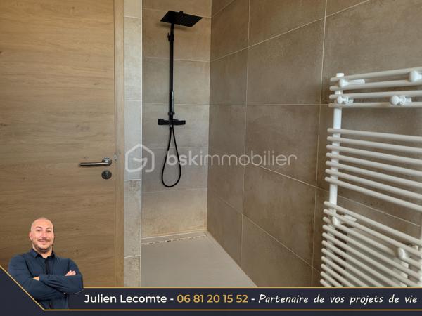 En Exclusivité sur la commune de Sérignan, belle villa contemporaine de 135m² avec piscine, dans un quartier très calme à 700m de la mer et de Valras-plage.

Pensée pour les moments de vie en famille, cette maison est idéalement agencée et vous ressentirez le côté zen dès le portillon. Une fois l'entrée avec placard passée, vous arrivez sur une très belle pièce de vie avec cuisine ouverte de 53m². La cuisine avec îlot central est vendue équipée. Pour les parents, une suite parentale de 23m² avec SDE privative (douche italienne 140x90 et vasque) et dressing avec un accès sur la première terrasse et la piscine. Pour le télétravail ou recevoir les amis, un bureau de 10m². À l'étage, l'espace des enfants, où un palier de 4m² dessert deux chambres et une salle de bains. La première chambre avec placard mesure 11,50m², la seconde 14,50m² dressing privatif compris. La SDB propose baignoire îlot, douche italienne 140x90 et vasque. Chaque niveau possède un WC suspendu indépendant, celui du rez-de-chaussée est aussi équipé d'un lave-mains. Toutes les pièces d'eau ont une fenêtre.

Depuis la pièce de vie et la cuisine, vous aurez accès à la terrasse principale de plus de 25m² entourant la piscine. Cet espace sans aucun vis-à-vis vous permettra de vous baigner dans la piscine au sel de dimensions 7x3. Pour profiter des extérieurs par tout temps, une terrasse couverte de 14m² communicante avec la cuisine et donnant sur la piscine. Enfin, une troisième terrasse ombragée avec une pergola bois au sud pour des petits déjeuners à l'ombre en été.

Pour stationner vos véhicules, vous disposez de deux places extérieures privatives et d'un garage de 25m². Le fond du garage est aménagé en cellier/buanderie, et la largeur permet de rentrer une voiture et une moto côte à côte sans être à l'étroit.

Les prestations sont au rendez-vous. Toutes les menuiseries sont en alu anthracite. Toutes les baies sont à galandage. La baie en 4 vantaux du salon donnant sur la piscine mesure 5m et apporte un effet dedans/dehors très agréable. Pour le confort d'été et d'hiver une climatisation gainable réversible est installée et utilisée pour un effet corniche architecturale dans la pièce de vie qui apporte un cachet et de la hauteur. Pour vos soirées d'hiver, vous profiterez de la chaleur du poêle à bois. La porte du garage est sectionnelle, motorisée et mesure 3m de large. L'escalier est en béton carrelé. Pré-équipée domotique, vous n'aurez plus qu'à choisir votre système de contrôle à distance.

Les extérieurs paysagés, de la parcelle de 493m², avec des oliviers, palmiers et gazon synthétique, amènent la touche finale à cette villa cossue et familiale. Il ne vous reste plus qu'à poser vos valises pour passer d'agréables moments en famille et entre amis.

Cette maison construite en 2021 est économe en énergie grâce à sa certification RT2012 et encore couverte par l'assurance décennale.

Julien Lecomte partenaire de vos projets de vie.