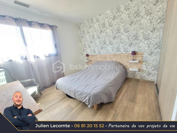En Exclusivité sur la commune de Sérignan, belle villa contemporaine de 135m² avec piscine, dans un quartier très calme à 700m de la mer et de Valras-plage.

Pensée pour les moments de vie en famille, cette maison est idéalement agencée et vous ressentirez le côté zen dès le portillon. Une fois l'entrée avec placard passée, vous arrivez sur une très belle pièce de vie avec cuisine ouverte de 53m². La cuisine avec îlot central est vendue équipée. Pour les parents, une suite parentale de 23m² avec SDE privative (douche italienne 140x90 et vasque) et dressing avec un accès sur la première terrasse et la piscine. Pour le télétravail ou recevoir les amis, un bureau de 10m². À l'étage, l'espace des enfants, où un palier de 4m² dessert deux chambres et une salle de bains. La première chambre avec placard mesure 11,50m², la seconde 14,50m² dressing privatif compris. La SDB propose baignoire îlot, douche italienne 140x90 et vasque. Chaque niveau possède un WC suspendu indépendant, celui du rez-de-chaussée est aussi équipé d'un lave-mains. Toutes les pièces d'eau ont une fenêtre.

Depuis la pièce de vie et la cuisine, vous aurez accès à la terrasse principale de plus de 25m² entourant la piscine. Cet espace sans aucun vis-à-vis vous permettra de vous baigner dans la piscine au sel de dimensions 7x3. Pour profiter des extérieurs par tout temps, une terrasse couverte de 14m² communicante avec la cuisine et donnant sur la piscine. Enfin, une troisième terrasse ombragée avec une pergola bois au sud pour des petits déjeuners à l'ombre en été.

Pour stationner vos véhicules, vous disposez de deux places extérieures privatives et d'un garage de 25m². Le fond du garage est aménagé en cellier/buanderie, et la largeur permet de rentrer une voiture et une moto côte à côte sans être à l'étroit.

Les prestations sont au rendez-vous. Toutes les menuiseries sont en alu anthracite. Toutes les baies sont à galandage. La baie en 4 vantaux du salon donnant sur la piscine mesure 5m et apporte un effet dedans/dehors très agréable. Pour le confort d'été et d'hiver une climatisation gainable réversible est installée et utilisée pour un effet corniche architecturale dans la pièce de vie qui apporte un cachet et de la hauteur. Pour vos soirées d'hiver, vous profiterez de la chaleur du poêle à bois. La porte du garage est sectionnelle, motorisée et mesure 3m de large. L'escalier est en béton carrelé. Pré-équipée domotique, vous n'aurez plus qu'à choisir votre système de contrôle à distance.

Les extérieurs paysagés, de la parcelle de 493m², avec des oliviers, palmiers et gazon synthétique, amènent la touche finale à cette villa cossue et familiale. Il ne vous reste plus qu'à poser vos valises pour passer d'agréables moments en famille et entre amis.

Cette maison construite en 2021 est économe en énergie grâce à sa certification RT2012 et encore couverte par l'assurance décennale.

Julien Lecomte partenaire de vos projets de vie.