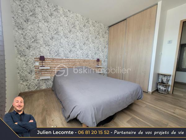 En Exclusivité sur la commune de Sérignan, belle villa contemporaine de 135m² avec piscine, dans un quartier très calme à 700m de la mer et de Valras-plage.

Pensée pour les moments de vie en famille, cette maison est idéalement agencée et vous ressentirez le côté zen dès le portillon. Une fois l'entrée avec placard passée, vous arrivez sur une très belle pièce de vie avec cuisine ouverte de 53m². La cuisine avec îlot central est vendue équipée. Pour les parents, une suite parentale de 23m² avec SDE privative (douche italienne 140x90 et vasque) et dressing avec un accès sur la première terrasse et la piscine. Pour le télétravail ou recevoir les amis, un bureau de 10m². À l'étage, l'espace des enfants, où un palier de 4m² dessert deux chambres et une salle de bains. La première chambre avec placard mesure 11,50m², la seconde 14,50m² dressing privatif compris. La SDB propose baignoire îlot, douche italienne 140x90 et vasque. Chaque niveau possède un WC suspendu indépendant, celui du rez-de-chaussée est aussi équipé d'un lave-mains. Toutes les pièces d'eau ont une fenêtre.

Depuis la pièce de vie et la cuisine, vous aurez accès à la terrasse principale de plus de 25m² entourant la piscine. Cet espace sans aucun vis-à-vis vous permettra de vous baigner dans la piscine au sel de dimensions 7x3. Pour profiter des extérieurs par tout temps, une terrasse couverte de 14m² communicante avec la cuisine et donnant sur la piscine. Enfin, une troisième terrasse ombragée avec une pergola bois au sud pour des petits déjeuners à l'ombre en été.

Pour stationner vos véhicules, vous disposez de deux places extérieures privatives et d'un garage de 25m². Le fond du garage est aménagé en cellier/buanderie, et la largeur permet de rentrer une voiture et une moto côte à côte sans être à l'étroit.

Les prestations sont au rendez-vous. Toutes les menuiseries sont en alu anthracite. Toutes les baies sont à galandage. La baie en 4 vantaux du salon donnant sur la piscine mesure 5m et apporte un effet dedans/dehors très agréable. Pour le confort d'été et d'hiver une climatisation gainable réversible est installée et utilisée pour un effet corniche architecturale dans la pièce de vie qui apporte un cachet et de la hauteur. Pour vos soirées d'hiver, vous profiterez de la chaleur du poêle à bois. La porte du garage est sectionnelle, motorisée et mesure 3m de large. L'escalier est en béton carrelé. Pré-équipée domotique, vous n'aurez plus qu'à choisir votre système de contrôle à distance.

Les extérieurs paysagés, de la parcelle de 493m², avec des oliviers, palmiers et gazon synthétique, amènent la touche finale à cette villa cossue et familiale. Il ne vous reste plus qu'à poser vos valises pour passer d'agréables moments en famille et entre amis.

Cette maison construite en 2021 est économe en énergie grâce à sa certification RT2012 et encore couverte par l'assurance décennale.

Julien Lecomte partenaire de vos projets de vie.