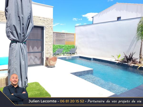En Exclusivité sur la commune de Sérignan, belle villa contemporaine de 135m² avec piscine, dans un quartier très calme à 700m de la mer et de Valras-plage.

Pensée pour les moments de vie en famille, cette maison est idéalement agencée et vous ressentirez le côté zen dès le portillon. Une fois l'entrée avec placard passée, vous arrivez sur une très belle pièce de vie avec cuisine ouverte de 53m². La cuisine avec îlot central est vendue équipée. Pour les parents, une suite parentale de 23m² avec SDE privative (douche italienne 140x90 et vasque) et dressing avec un accès sur la première terrasse et la piscine. Pour le télétravail ou recevoir les amis, un bureau de 10m². À l'étage, l'espace des enfants, où un palier de 4m² dessert deux chambres et une salle de bains. La première chambre avec placard mesure 11,50m², la seconde 14,50m² dressing privatif compris. La SDB propose baignoire îlot, douche italienne 140x90 et vasque. Chaque niveau possède un WC suspendu indépendant, celui du rez-de-chaussée est aussi équipé d'un lave-mains. Toutes les pièces d'eau ont une fenêtre.

Depuis la pièce de vie et la cuisine, vous aurez accès à la terrasse principale de plus de 25m² entourant la piscine. Cet espace sans aucun vis-à-vis vous permettra de vous baigner dans la piscine au sel de dimensions 7x3. Pour profiter des extérieurs par tout temps, une terrasse couverte de 14m² communicante avec la cuisine et donnant sur la piscine. Enfin, une troisième terrasse ombragée avec une pergola bois au sud pour des petits déjeuners à l'ombre en été.

Pour stationner vos véhicules, vous disposez de deux places extérieures privatives et d'un garage de 25m². Le fond du garage est aménagé en cellier/buanderie, et la largeur permet de rentrer une voiture et une moto côte à côte sans être à l'étroit.

Les prestations sont au rendez-vous. Toutes les menuiseries sont en alu anthracite. Toutes les baies sont à galandage. La baie en 4 vantaux du salon donnant sur la piscine mesure 5m et apporte un effet dedans/dehors très agréable. Pour le confort d'été et d'hiver une climatisation gainable réversible est installée et utilisée pour un effet corniche architecturale dans la pièce de vie qui apporte un cachet et de la hauteur. Pour vos soirées d'hiver, vous profiterez de la chaleur du poêle à bois. La porte du garage est sectionnelle, motorisée et mesure 3m de large. L'escalier est en béton carrelé. Pré-équipée domotique, vous n'aurez plus qu'à choisir votre système de contrôle à distance.

Les extérieurs paysagés, de la parcelle de 493m², avec des oliviers, palmiers et gazon synthétique, amènent la touche finale à cette villa cossue et familiale. Il ne vous reste plus qu'à poser vos valises pour passer d'agréables moments en famille et entre amis.

Cette maison construite en 2021 est économe en énergie grâce à sa certification RT2012 et encore couverte par l'assurance décennale.

Julien Lecomte partenaire de vos projets de vie.