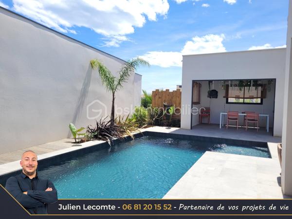 En Exclusivité sur la commune de Sérignan, belle villa contemporaine de 135m² avec piscine, dans un quartier très calme à 700m de la mer et de Valras-plage.

Pensée pour les moments de vie en famille, cette maison est idéalement agencée et vous ressentirez le côté zen dès le portillon. Une fois l'entrée avec placard passée, vous arrivez sur une très belle pièce de vie avec cuisine ouverte de 53m². La cuisine avec îlot central est vendue équipée. Pour les parents, une suite parentale de 23m² avec SDE privative (douche italienne 140x90 et vasque) et dressing avec un accès sur la première terrasse et la piscine. Pour le télétravail ou recevoir les amis, un bureau de 10m². À l'étage, l'espace des enfants, où un palier de 4m² dessert deux chambres et une salle de bains. La première chambre avec placard mesure 11,50m², la seconde 14,50m² dressing privatif compris. La SDB propose baignoire îlot, douche italienne 140x90 et vasque. Chaque niveau possède un WC suspendu indépendant, celui du rez-de-chaussée est aussi équipé d'un lave-mains. Toutes les pièces d'eau ont une fenêtre.

Depuis la pièce de vie et la cuisine, vous aurez accès à la terrasse principale de plus de 25m² entourant la piscine. Cet espace sans aucun vis-à-vis vous permettra de vous baigner dans la piscine au sel de dimensions 7x3. Pour profiter des extérieurs par tout temps, une terrasse couverte de 14m² communicante avec la cuisine et donnant sur la piscine. Enfin, une troisième terrasse ombragée avec une pergola bois au sud pour des petits déjeuners à l'ombre en été.

Pour stationner vos véhicules, vous disposez de deux places extérieures privatives et d'un garage de 25m². Le fond du garage est aménagé en cellier/buanderie, et la largeur permet de rentrer une voiture et une moto côte à côte sans être à l'étroit.

Les prestations sont au rendez-vous. Toutes les menuiseries sont en alu anthracite. Toutes les baies sont à galandage. La baie en 4 vantaux du salon donnant sur la piscine mesure 5m et apporte un effet dedans/dehors très agréable. Pour le confort d'été et d'hiver une climatisation gainable réversible est installée et utilisée pour un effet corniche architecturale dans la pièce de vie qui apporte un cachet et de la hauteur. Pour vos soirées d'hiver, vous profiterez de la chaleur du poêle à bois. La porte du garage est sectionnelle, motorisée et mesure 3m de large. L'escalier est en béton carrelé. Pré-équipée domotique, vous n'aurez plus qu'à choisir votre système de contrôle à distance.

Les extérieurs paysagés, de la parcelle de 493m², avec des oliviers, palmiers et gazon synthétique, amènent la touche finale à cette villa cossue et familiale. Il ne vous reste plus qu'à poser vos valises pour passer d'agréables moments en famille et entre amis.

Cette maison construite en 2021 est économe en énergie grâce à sa certification RT2012 et encore couverte par l'assurance décennale.

Julien Lecomte partenaire de vos projets de vie.