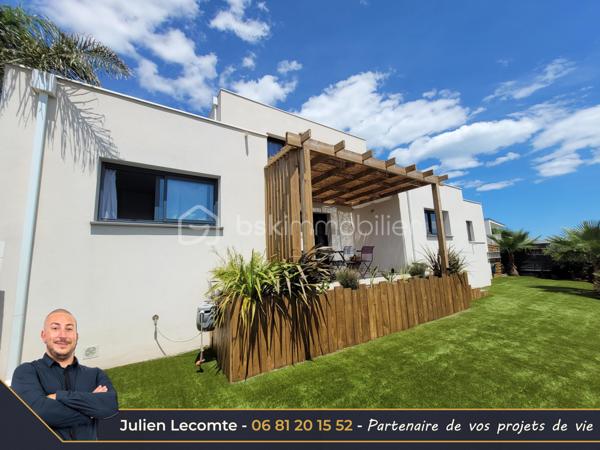En Exclusivité sur la commune de Sérignan, belle villa contemporaine de 135m² avec piscine, dans un quartier très calme à 700m de la mer et de Valras-plage.

Pensée pour les moments de vie en famille, cette maison est idéalement agencée et vous ressentirez le côté zen dès le portillon. Une fois l'entrée avec placard passée, vous arrivez sur une très belle pièce de vie avec cuisine ouverte de 53m². La cuisine avec îlot central est vendue équipée. Pour les parents, une suite parentale de 23m² avec SDE privative (douche italienne 140x90 et vasque) et dressing avec un accès sur la première terrasse et la piscine. Pour le télétravail ou recevoir les amis, un bureau de 10m². À l'étage, l'espace des enfants, où un palier de 4m² dessert deux chambres et une salle de bains. La première chambre avec placard mesure 11,50m², la seconde 14,50m² dressing privatif compris. La SDB propose baignoire îlot, douche italienne 140x90 et vasque. Chaque niveau possède un WC suspendu indépendant, celui du rez-de-chaussée est aussi équipé d'un lave-mains. Toutes les pièces d'eau ont une fenêtre.

Depuis la pièce de vie et la cuisine, vous aurez accès à la terrasse principale de plus de 25m² entourant la piscine. Cet espace sans aucun vis-à-vis vous permettra de vous baigner dans la piscine au sel de dimensions 7x3. Pour profiter des extérieurs par tout temps, une terrasse couverte de 14m² communicante avec la cuisine et donnant sur la piscine. Enfin, une troisième terrasse ombragée avec une pergola bois au sud pour des petits déjeuners à l'ombre en été.

Pour stationner vos véhicules, vous disposez de deux places extérieures privatives et d'un garage de 25m². Le fond du garage est aménagé en cellier/buanderie, et la largeur permet de rentrer une voiture et une moto côte à côte sans être à l'étroit.

Les prestations sont au rendez-vous. Toutes les menuiseries sont en alu anthracite. Toutes les baies sont à galandage. La baie en 4 vantaux du salon donnant sur la piscine mesure 5m et apporte un effet dedans/dehors très agréable. Pour le confort d'été et d'hiver une climatisation gainable réversible est installée et utilisée pour un effet corniche architecturale dans la pièce de vie qui apporte un cachet et de la hauteur. Pour vos soirées d'hiver, vous profiterez de la chaleur du poêle à bois. La porte du garage est sectionnelle, motorisée et mesure 3m de large. L'escalier est en béton carrelé. Pré-équipée domotique, vous n'aurez plus qu'à choisir votre système de contrôle à distance.

Les extérieurs paysagés, de la parcelle de 493m², avec des oliviers, palmiers et gazon synthétique, amènent la touche finale à cette villa cossue et familiale. Il ne vous reste plus qu'à poser vos valises pour passer d'agréables moments en famille et entre amis.

Cette maison construite en 2021 est économe en énergie grâce à sa certification RT2012 et encore couverte par l'assurance décennale.

Julien Lecomte partenaire de vos projets de vie.