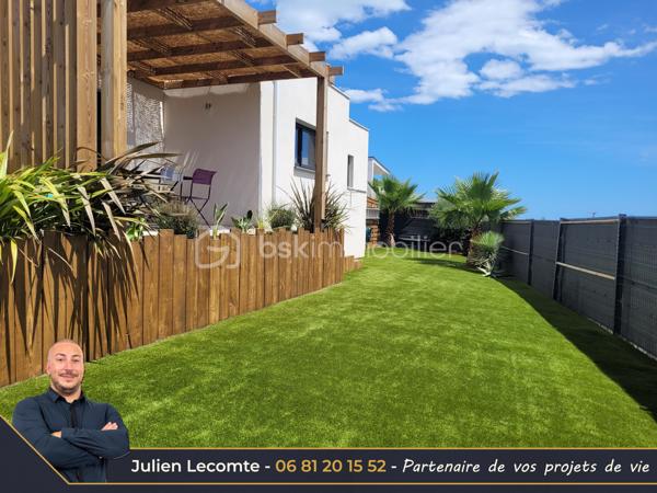 En Exclusivité sur la commune de Sérignan, belle villa contemporaine de 135m² avec piscine, dans un quartier très calme à 700m de la mer et de Valras-plage.

Pensée pour les moments de vie en famille, cette maison est idéalement agencée et vous ressentirez le côté zen dès le portillon. Une fois l'entrée avec placard passée, vous arrivez sur une très belle pièce de vie avec cuisine ouverte de 53m². La cuisine avec îlot central est vendue équipée. Pour les parents, une suite parentale de 23m² avec SDE privative (douche italienne 140x90 et vasque) et dressing avec un accès sur la première terrasse et la piscine. Pour le télétravail ou recevoir les amis, un bureau de 10m². À l'étage, l'espace des enfants, où un palier de 4m² dessert deux chambres et une salle de bains. La première chambre avec placard mesure 11,50m², la seconde 14,50m² dressing privatif compris. La SDB propose baignoire îlot, douche italienne 140x90 et vasque. Chaque niveau possède un WC suspendu indépendant, celui du rez-de-chaussée est aussi équipé d'un lave-mains. Toutes les pièces d'eau ont une fenêtre.

Depuis la pièce de vie et la cuisine, vous aurez accès à la terrasse principale de plus de 25m² entourant la piscine. Cet espace sans aucun vis-à-vis vous permettra de vous baigner dans la piscine au sel de dimensions 7x3. Pour profiter des extérieurs par tout temps, une terrasse couverte de 14m² communicante avec la cuisine et donnant sur la piscine. Enfin, une troisième terrasse ombragée avec une pergola bois au sud pour des petits déjeuners à l'ombre en été.

Pour stationner vos véhicules, vous disposez de deux places extérieures privatives et d'un garage de 25m². Le fond du garage est aménagé en cellier/buanderie, et la largeur permet de rentrer une voiture et une moto côte à côte sans être à l'étroit.

Les prestations sont au rendez-vous. Toutes les menuiseries sont en alu anthracite. Toutes les baies sont à galandage. La baie en 4 vantaux du salon donnant sur la piscine mesure 5m et apporte un effet dedans/dehors très agréable. Pour le confort d'été et d'hiver une climatisation gainable réversible est installée et utilisée pour un effet corniche architecturale dans la pièce de vie qui apporte un cachet et de la hauteur. Pour vos soirées d'hiver, vous profiterez de la chaleur du poêle à bois. La porte du garage est sectionnelle, motorisée et mesure 3m de large. L'escalier est en béton carrelé. Pré-équipée domotique, vous n'aurez plus qu'à choisir votre système de contrôle à distance.

Les extérieurs paysagés, de la parcelle de 493m², avec des oliviers, palmiers et gazon synthétique, amènent la touche finale à cette villa cossue et familiale. Il ne vous reste plus qu'à poser vos valises pour passer d'agréables moments en famille et entre amis.

Cette maison construite en 2021 est économe en énergie grâce à sa certification RT2012 et encore couverte par l'assurance décennale.

Julien Lecomte partenaire de vos projets de vie.
