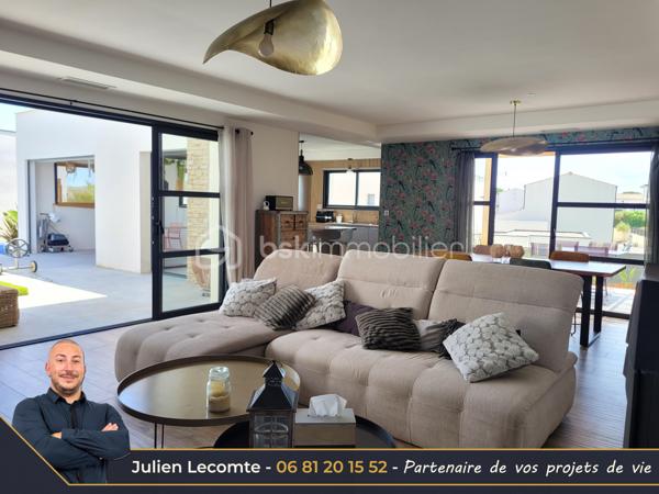 En Exclusivité sur la commune de Sérignan, belle villa contemporaine de 135m² avec piscine, dans un quartier très calme à 700m de la mer et de Valras-plage.

Pensée pour les moments de vie en famille, cette maison est idéalement agencée et vous ressentirez le côté zen dès le portillon. Une fois l'entrée avec placard passée, vous arrivez sur une très belle pièce de vie avec cuisine ouverte de 53m². La cuisine avec îlot central est vendue équipée. Pour les parents, une suite parentale de 23m² avec SDE privative (douche italienne 140x90 et vasque) et dressing avec un accès sur la première terrasse et la piscine. Pour le télétravail ou recevoir les amis, un bureau de 10m². À l'étage, l'espace des enfants, où un palier de 4m² dessert deux chambres et une salle de bains. La première chambre avec placard mesure 11,50m², la seconde 14,50m² dressing privatif compris. La SDB propose baignoire îlot, douche italienne 140x90 et vasque. Chaque niveau possède un WC suspendu indépendant, celui du rez-de-chaussée est aussi équipé d'un lave-mains. Toutes les pièces d'eau ont une fenêtre.

Depuis la pièce de vie et la cuisine, vous aurez accès à la terrasse principale de plus de 25m² entourant la piscine. Cet espace sans aucun vis-à-vis vous permettra de vous baigner dans la piscine au sel de dimensions 7x3. Pour profiter des extérieurs par tout temps, une terrasse couverte de 14m² communicante avec la cuisine et donnant sur la piscine. Enfin, une troisième terrasse ombragée avec une pergola bois au sud pour des petits déjeuners à l'ombre en été.

Pour stationner vos véhicules, vous disposez de deux places extérieures privatives et d'un garage de 25m². Le fond du garage est aménagé en cellier/buanderie, et la largeur permet de rentrer une voiture et une moto côte à côte sans être à l'étroit.

Les prestations sont au rendez-vous. Toutes les menuiseries sont en alu anthracite. Toutes les baies sont à galandage. La baie en 4 vantaux du salon donnant sur la piscine mesure 5m et apporte un effet dedans/dehors très agréable. Pour le confort d'été et d'hiver une climatisation gainable réversible est installée et utilisée pour un effet corniche architecturale dans la pièce de vie qui apporte un cachet et de la hauteur. Pour vos soirées d'hiver, vous profiterez de la chaleur du poêle à bois. La porte du garage est sectionnelle, motorisée et mesure 3m de large. L'escalier est en béton carrelé. Pré-équipée domotique, vous n'aurez plus qu'à choisir votre système de contrôle à distance.

Les extérieurs paysagés, de la parcelle de 493m², avec des oliviers, palmiers et gazon synthétique, amènent la touche finale à cette villa cossue et familiale. Il ne vous reste plus qu'à poser vos valises pour passer d'agréables moments en famille et entre amis.

Cette maison construite en 2021 est économe en énergie grâce à sa certification RT2012 et encore couverte par l'assurance décennale.

Julien Lecomte partenaire de vos projets de vie.