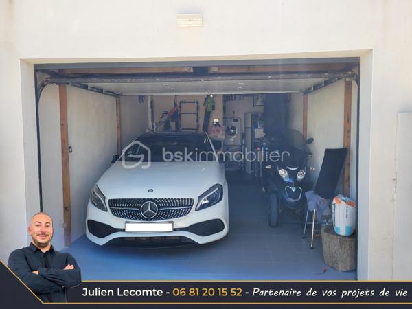 En Exclusivité sur la commune de Sérignan, belle villa contemporaine de 135m² avec piscine, dans un quartier très calme à 700m de la mer et de Valras-plage.

Pensée pour les moments de vie en famille, cette maison est idéalement agencée et vous ressentirez le côté zen dès le portillon. Une fois l'entrée avec placard passée, vous arrivez sur une très belle pièce de vie avec cuisine ouverte de 53m². La cuisine avec îlot central est vendue équipée. Pour les parents, une suite parentale de 23m² avec SDE privative (douche italienne 140x90 et vasque) et dressing avec un accès sur la première terrasse et la piscine. Pour le télétravail ou recevoir les amis, un bureau de 10m². À l'étage, l'espace des enfants, où un palier de 4m² dessert deux chambres et une salle de bains. La première chambre avec placard mesure 11,50m², la seconde 14,50m² dressing privatif compris. La SDB propose baignoire îlot, douche italienne 140x90 et vasque. Chaque niveau possède un WC suspendu indépendant, celui du rez-de-chaussée est aussi équipé d'un lave-mains. Toutes les pièces d'eau ont une fenêtre.

Depuis la pièce de vie et la cuisine, vous aurez accès à la terrasse principale de plus de 25m² entourant la piscine. Cet espace sans aucun vis-à-vis vous permettra de vous baigner dans la piscine au sel de dimensions 7x3. Pour profiter des extérieurs par tout temps, une terrasse couverte de 14m² communicante avec la cuisine et donnant sur la piscine. Enfin, une troisième terrasse ombragée avec une pergola bois au sud pour des petits déjeuners à l'ombre en été.

Pour stationner vos véhicules, vous disposez de deux places extérieures privatives et d'un garage de 25m². Le fond du garage est aménagé en cellier/buanderie, et la largeur permet de rentrer une voiture et une moto côte à côte sans être à l'étroit.

Les prestations sont au rendez-vous. Toutes les menuiseries sont en alu anthracite. Toutes les baies sont à galandage. La baie en 4 vantaux du salon donnant sur la piscine mesure 5m et apporte un effet dedans/dehors très agréable. Pour le confort d'été et d'hiver une climatisation gainable réversible est installée et utilisée pour un effet corniche architecturale dans la pièce de vie qui apporte un cachet et de la hauteur. Pour vos soirées d'hiver, vous profiterez de la chaleur du poêle à bois. La porte du garage est sectionnelle, motorisée et mesure 3m de large. L'escalier est en béton carrelé. Pré-équipée domotique, vous n'aurez plus qu'à choisir votre système de contrôle à distance.

Les extérieurs paysagés, de la parcelle de 493m², avec des oliviers, palmiers et gazon synthétique, amènent la touche finale à cette villa cossue et familiale. Il ne vous reste plus qu'à poser vos valises pour passer d'agréables moments en famille et entre amis.

Cette maison construite en 2021 est économe en énergie grâce à sa certification RT2012 et encore couverte par l'assurance décennale.

Julien Lecomte partenaire de vos projets de vie.