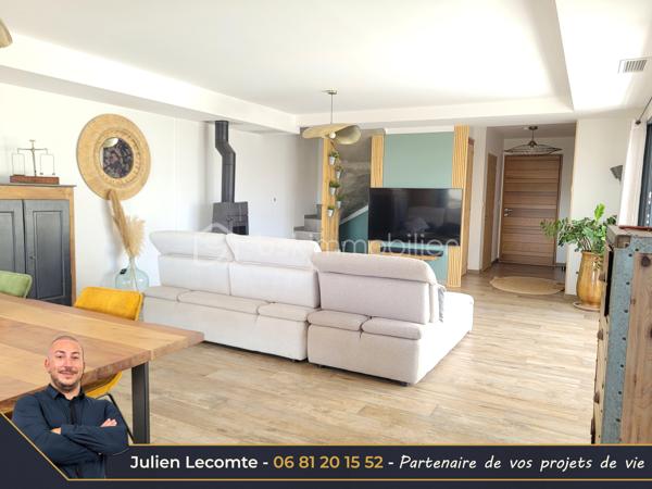En Exclusivité sur la commune de Sérignan, belle villa contemporaine de 135m² avec piscine, dans un quartier très calme à 700m de la mer et de Valras-plage.

Pensée pour les moments de vie en famille, cette maison est idéalement agencée et vous ressentirez le côté zen dès le portillon. Une fois l'entrée avec placard passée, vous arrivez sur une très belle pièce de vie avec cuisine ouverte de 53m². La cuisine avec îlot central est vendue équipée. Pour les parents, une suite parentale de 23m² avec SDE privative (douche italienne 140x90 et vasque) et dressing avec un accès sur la première terrasse et la piscine. Pour le télétravail ou recevoir les amis, un bureau de 10m². À l'étage, l'espace des enfants, où un palier de 4m² dessert deux chambres et une salle de bains. La première chambre avec placard mesure 11,50m², la seconde 14,50m² dressing privatif compris. La SDB propose baignoire îlot, douche italienne 140x90 et vasque. Chaque niveau possède un WC suspendu indépendant, celui du rez-de-chaussée est aussi équipé d'un lave-mains. Toutes les pièces d'eau ont une fenêtre.

Depuis la pièce de vie et la cuisine, vous aurez accès à la terrasse principale de plus de 25m² entourant la piscine. Cet espace sans aucun vis-à-vis vous permettra de vous baigner dans la piscine au sel de dimensions 7x3. Pour profiter des extérieurs par tout temps, une terrasse couverte de 14m² communicante avec la cuisine et donnant sur la piscine. Enfin, une troisième terrasse ombragée avec une pergola bois au sud pour des petits déjeuners à l'ombre en été.

Pour stationner vos véhicules, vous disposez de deux places extérieures privatives et d'un garage de 25m². Le fond du garage est aménagé en cellier/buanderie, et la largeur permet de rentrer une voiture et une moto côte à côte sans être à l'étroit.

Les prestations sont au rendez-vous. Toutes les menuiseries sont en alu anthracite. Toutes les baies sont à galandage. La baie en 4 vantaux du salon donnant sur la piscine mesure 5m et apporte un effet dedans/dehors très agréable. Pour le confort d'été et d'hiver une climatisation gainable réversible est installée et utilisée pour un effet corniche architecturale dans la pièce de vie qui apporte un cachet et de la hauteur. Pour vos soirées d'hiver, vous profiterez de la chaleur du poêle à bois. La porte du garage est sectionnelle, motorisée et mesure 3m de large. L'escalier est en béton carrelé. Pré-équipée domotique, vous n'aurez plus qu'à choisir votre système de contrôle à distance.

Les extérieurs paysagés, de la parcelle de 493m², avec des oliviers, palmiers et gazon synthétique, amènent la touche finale à cette villa cossue et familiale. Il ne vous reste plus qu'à poser vos valises pour passer d'agréables moments en famille et entre amis.

Cette maison construite en 2021 est économe en énergie grâce à sa certification RT2012 et encore couverte par l'assurance décennale.

Julien Lecomte partenaire de vos projets de vie.