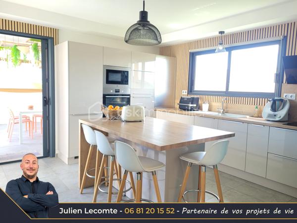 En Exclusivité sur la commune de Sérignan, belle villa contemporaine de 135m² avec piscine, dans un quartier très calme à 700m de la mer et de Valras-plage.

Pensée pour les moments de vie en famille, cette maison est idéalement agencée et vous ressentirez le côté zen dès le portillon. Une fois l'entrée avec placard passée, vous arrivez sur une très belle pièce de vie avec cuisine ouverte de 53m². La cuisine avec îlot central est vendue équipée. Pour les parents, une suite parentale de 23m² avec SDE privative (douche italienne 140x90 et vasque) et dressing avec un accès sur la première terrasse et la piscine. Pour le télétravail ou recevoir les amis, un bureau de 10m². À l'étage, l'espace des enfants, où un palier de 4m² dessert deux chambres et une salle de bains. La première chambre avec placard mesure 11,50m², la seconde 14,50m² dressing privatif compris. La SDB propose baignoire îlot, douche italienne 140x90 et vasque. Chaque niveau possède un WC suspendu indépendant, celui du rez-de-chaussée est aussi équipé d'un lave-mains. Toutes les pièces d'eau ont une fenêtre.

Depuis la pièce de vie et la cuisine, vous aurez accès à la terrasse principale de plus de 25m² entourant la piscine. Cet espace sans aucun vis-à-vis vous permettra de vous baigner dans la piscine au sel de dimensions 7x3. Pour profiter des extérieurs par tout temps, une terrasse couverte de 14m² communicante avec la cuisine et donnant sur la piscine. Enfin, une troisième terrasse ombragée avec une pergola bois au sud pour des petits déjeuners à l'ombre en été.

Pour stationner vos véhicules, vous disposez de deux places extérieures privatives et d'un garage de 25m². Le fond du garage est aménagé en cellier/buanderie, et la largeur permet de rentrer une voiture et une moto côte à côte sans être à l'étroit.

Les prestations sont au rendez-vous. Toutes les menuiseries sont en alu anthracite. Toutes les baies sont à galandage. La baie en 4 vantaux du salon donnant sur la piscine mesure 5m et apporte un effet dedans/dehors très agréable. Pour le confort d'été et d'hiver une climatisation gainable réversible est installée et utilisée pour un effet corniche architecturale dans la pièce de vie qui apporte un cachet et de la hauteur. Pour vos soirées d'hiver, vous profiterez de la chaleur du poêle à bois. La porte du garage est sectionnelle, motorisée et mesure 3m de large. L'escalier est en béton carrelé. Pré-équipée domotique, vous n'aurez plus qu'à choisir votre système de contrôle à distance.

Les extérieurs paysagés, de la parcelle de 493m², avec des oliviers, palmiers et gazon synthétique, amènent la touche finale à cette villa cossue et familiale. Il ne vous reste plus qu'à poser vos valises pour passer d'agréables moments en famille et entre amis.

Cette maison construite en 2021 est économe en énergie grâce à sa certification RT2012 et encore couverte par l'assurance décennale.

Julien Lecomte partenaire de vos projets de vie.