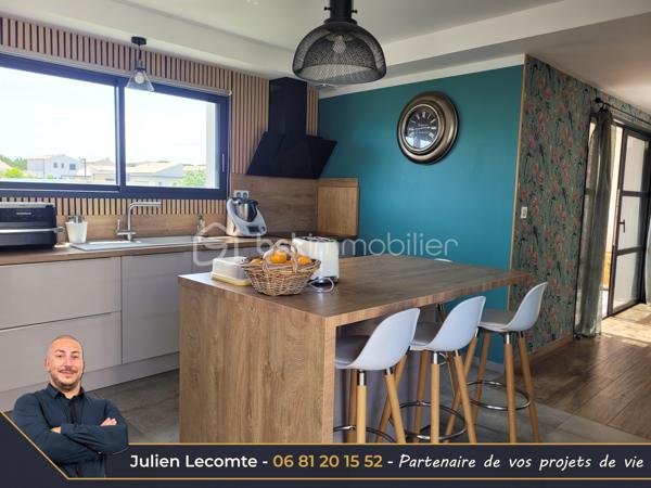 En Exclusivité sur la commune de Sérignan, belle villa contemporaine de 135m² avec piscine, dans un quartier très calme à 700m de la mer et de Valras-plage.

Pensée pour les moments de vie en famille, cette maison est idéalement agencée et vous ressentirez le côté zen dès le portillon. Une fois l'entrée avec placard passée, vous arrivez sur une très belle pièce de vie avec cuisine ouverte de 53m². La cuisine avec îlot central est vendue équipée. Pour les parents, une suite parentale de 23m² avec SDE privative (douche italienne 140x90 et vasque) et dressing avec un accès sur la première terrasse et la piscine. Pour le télétravail ou recevoir les amis, un bureau de 10m². À l'étage, l'espace des enfants, où un palier de 4m² dessert deux chambres et une salle de bains. La première chambre avec placard mesure 11,50m², la seconde 14,50m² dressing privatif compris. La SDB propose baignoire îlot, douche italienne 140x90 et vasque. Chaque niveau possède un WC suspendu indépendant, celui du rez-de-chaussée est aussi équipé d'un lave-mains. Toutes les pièces d'eau ont une fenêtre.

Depuis la pièce de vie et la cuisine, vous aurez accès à la terrasse principale de plus de 25m² entourant la piscine. Cet espace sans aucun vis-à-vis vous permettra de vous baigner dans la piscine au sel de dimensions 7x3. Pour profiter des extérieurs par tout temps, une terrasse couverte de 14m² communicante avec la cuisine et donnant sur la piscine. Enfin, une troisième terrasse ombragée avec une pergola bois au sud pour des petits déjeuners à l'ombre en été.

Pour stationner vos véhicules, vous disposez de deux places extérieures privatives et d'un garage de 25m². Le fond du garage est aménagé en cellier/buanderie, et la largeur permet de rentrer une voiture et une moto côte à côte sans être à l'étroit.

Les prestations sont au rendez-vous. Toutes les menuiseries sont en alu anthracite. Toutes les baies sont à galandage. La baie en 4 vantaux du salon donnant sur la piscine mesure 5m et apporte un effet dedans/dehors très agréable. Pour le confort d'été et d'hiver une climatisation gainable réversible est installée et utilisée pour un effet corniche architecturale dans la pièce de vie qui apporte un cachet et de la hauteur. Pour vos soirées d'hiver, vous profiterez de la chaleur du poêle à bois. La porte du garage est sectionnelle, motorisée et mesure 3m de large. L'escalier est en béton carrelé. Pré-équipée domotique, vous n'aurez plus qu'à choisir votre système de contrôle à distance.

Les extérieurs paysagés, de la parcelle de 493m², avec des oliviers, palmiers et gazon synthétique, amènent la touche finale à cette villa cossue et familiale. Il ne vous reste plus qu'à poser vos valises pour passer d'agréables moments en famille et entre amis.

Cette maison construite en 2021 est économe en énergie grâce à sa certification RT2012 et encore couverte par l'assurance décennale.

Julien Lecomte partenaire de vos projets de vie.
