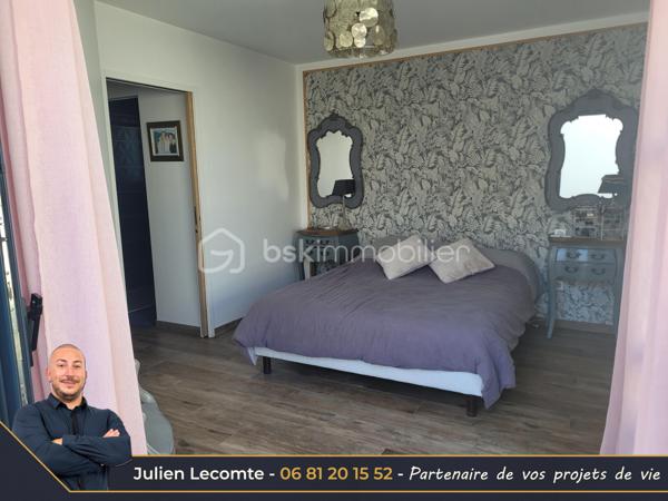 En Exclusivité sur la commune de Sérignan, belle villa contemporaine de 135m² avec piscine, dans un quartier très calme à 700m de la mer et de Valras-plage.

Pensée pour les moments de vie en famille, cette maison est idéalement agencée et vous ressentirez le côté zen dès le portillon. Une fois l'entrée avec placard passée, vous arrivez sur une très belle pièce de vie avec cuisine ouverte de 53m². La cuisine avec îlot central est vendue équipée. Pour les parents, une suite parentale de 23m² avec SDE privative (douche italienne 140x90 et vasque) et dressing avec un accès sur la première terrasse et la piscine. Pour le télétravail ou recevoir les amis, un bureau de 10m². À l'étage, l'espace des enfants, où un palier de 4m² dessert deux chambres et une salle de bains. La première chambre avec placard mesure 11,50m², la seconde 14,50m² dressing privatif compris. La SDB propose baignoire îlot, douche italienne 140x90 et vasque. Chaque niveau possède un WC suspendu indépendant, celui du rez-de-chaussée est aussi équipé d'un lave-mains. Toutes les pièces d'eau ont une fenêtre.

Depuis la pièce de vie et la cuisine, vous aurez accès à la terrasse principale de plus de 25m² entourant la piscine. Cet espace sans aucun vis-à-vis vous permettra de vous baigner dans la piscine au sel de dimensions 7x3. Pour profiter des extérieurs par tout temps, une terrasse couverte de 14m² communicante avec la cuisine et donnant sur la piscine. Enfin, une troisième terrasse ombragée avec une pergola bois au sud pour des petits déjeuners à l'ombre en été.

Pour stationner vos véhicules, vous disposez de deux places extérieures privatives et d'un garage de 25m². Le fond du garage est aménagé en cellier/buanderie, et la largeur permet de rentrer une voiture et une moto côte à côte sans être à l'étroit.

Les prestations sont au rendez-vous. Toutes les menuiseries sont en alu anthracite. Toutes les baies sont à galandage. La baie en 4 vantaux du salon donnant sur la piscine mesure 5m et apporte un effet dedans/dehors très agréable. Pour le confort d'été et d'hiver une climatisation gainable réversible est installée et utilisée pour un effet corniche architecturale dans la pièce de vie qui apporte un cachet et de la hauteur. Pour vos soirées d'hiver, vous profiterez de la chaleur du poêle à bois. La porte du garage est sectionnelle, motorisée et mesure 3m de large. L'escalier est en béton carrelé. Pré-équipée domotique, vous n'aurez plus qu'à choisir votre système de contrôle à distance.

Les extérieurs paysagés, de la parcelle de 493m², avec des oliviers, palmiers et gazon synthétique, amènent la touche finale à cette villa cossue et familiale. Il ne vous reste plus qu'à poser vos valises pour passer d'agréables moments en famille et entre amis.

Cette maison construite en 2021 est économe en énergie grâce à sa certification RT2012 et encore couverte par l'assurance décennale.

Julien Lecomte partenaire de vos projets de vie.