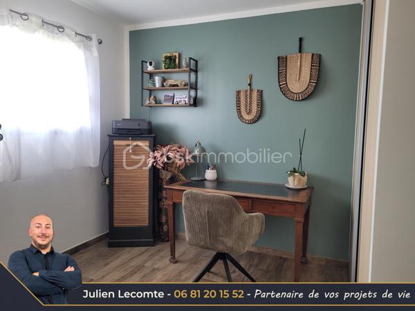 En Exclusivité sur la commune de Sérignan, belle villa contemporaine de 135m² avec piscine, dans un quartier très calme à 700m de la mer et de Valras-plage.

Pensée pour les moments de vie en famille, cette maison est idéalement agencée et vous ressentirez le côté zen dès le portillon. Une fois l'entrée avec placard passée, vous arrivez sur une très belle pièce de vie avec cuisine ouverte de 53m². La cuisine avec îlot central est vendue équipée. Pour les parents, une suite parentale de 23m² avec SDE privative (douche italienne 140x90 et vasque) et dressing avec un accès sur la première terrasse et la piscine. Pour le télétravail ou recevoir les amis, un bureau de 10m². À l'étage, l'espace des enfants, où un palier de 4m² dessert deux chambres et une salle de bains. La première chambre avec placard mesure 11,50m², la seconde 14,50m² dressing privatif compris. La SDB propose baignoire îlot, douche italienne 140x90 et vasque. Chaque niveau possède un WC suspendu indépendant, celui du rez-de-chaussée est aussi équipé d'un lave-mains. Toutes les pièces d'eau ont une fenêtre.

Depuis la pièce de vie et la cuisine, vous aurez accès à la terrasse principale de plus de 25m² entourant la piscine. Cet espace sans aucun vis-à-vis vous permettra de vous baigner dans la piscine au sel de dimensions 7x3. Pour profiter des extérieurs par tout temps, une terrasse couverte de 14m² communicante avec la cuisine et donnant sur la piscine. Enfin, une troisième terrasse ombragée avec une pergola bois au sud pour des petits déjeuners à l'ombre en été.

Pour stationner vos véhicules, vous disposez de deux places extérieures privatives et d'un garage de 25m². Le fond du garage est aménagé en cellier/buanderie, et la largeur permet de rentrer une voiture et une moto côte à côte sans être à l'étroit.

Les prestations sont au rendez-vous. Toutes les menuiseries sont en alu anthracite. Toutes les baies sont à galandage. La baie en 4 vantaux du salon donnant sur la piscine mesure 5m et apporte un effet dedans/dehors très agréable. Pour le confort d'été et d'hiver une climatisation gainable réversible est installée et utilisée pour un effet corniche architecturale dans la pièce de vie qui apporte un cachet et de la hauteur. Pour vos soirées d'hiver, vous profiterez de la chaleur du poêle à bois. La porte du garage est sectionnelle, motorisée et mesure 3m de large. L'escalier est en béton carrelé. Pré-équipée domotique, vous n'aurez plus qu'à choisir votre système de contrôle à distance.

Les extérieurs paysagés, de la parcelle de 493m², avec des oliviers, palmiers et gazon synthétique, amènent la touche finale à cette villa cossue et familiale. Il ne vous reste plus qu'à poser vos valises pour passer d'agréables moments en famille et entre amis.

Cette maison construite en 2021 est économe en énergie grâce à sa certification RT2012 et encore couverte par l'assurance décennale.

Julien Lecomte partenaire de vos projets de vie.