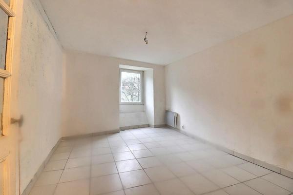 Maison de village avec cour intérieure ? Barnas