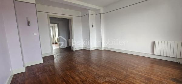 Idéalement situé en plein cœur de Vichy, à proximité immédiate des commerces et de toutes les commodités, découvrez cet agréable appartement traversant de 76,94 m², situé au 5ᵉ étage avec ascenseur d’une résidence des années 1970.

Bénéficiant d’une belle hauteur sous plafond et d’une distribution fonctionnelle, cet appartement offre de beaux volumes et une agréable luminosité.

L’entrée, particulièrement spacieuse, dispose de nombreux rangements et dessert les différentes pièces de l’appartement.

La partie jour se compose d’un séjour d’environ 22 m², ouvrant sur un balcon d’environ 6 m². Cet espace extérieur constitue un véritable atout et offre une vue dégagée sur Vichy et les collines environnantes.

La cuisine, aménagée et équipée, est indépendante et fonctionnelle.

La partie nuit propose deux vastes chambres, situées au calme à l’arrière de la résidence, ainsi qu’une salle d’eau avec douche à l’italienne et des WC indépendants.

Une cave complète ce bien.

L’appartement est en bon état général et ne nécessite pas de travaux importants. Son caractère traversant, ses volumes, sa hauteur sous plafond et sa loggia avec vue dégagée en font un bien particulièrement agréable à vivre.

Difficile de trouver emplacement plus pratique : la résidence se situe à quelques pas du centre commercial des Quatre Chemins, de la rue Georges-Clemenceau, de la rue Wilson et de la rue de Paris.

La gare SNCF se trouve à environ 500 à 600 mètres, tandis que le marché couvert est également accessible à pied en quelques minutes.

Un appartement idéal pour une résidence principale, un pied-à-terre ou un investissement locatif, permettant de profiter pleinement de la vie du centre-ville de Vichy tout en bénéficiant d’un étage élevé, d’un ascenseur, d’une vue dégagée et d’un espace extérieur.

Un bien complet, central et fonctionnel, à découvrir sans tarder.