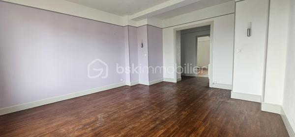 Idéalement situé en plein cœur de Vichy, à proximité immédiate des commerces et de toutes les commodités, découvrez cet agréable appartement traversant de 76,94 m², situé au 5ᵉ étage avec ascenseur d’une résidence des années 1970.

Bénéficiant d’une belle hauteur sous plafond et d’une distribution fonctionnelle, cet appartement offre de beaux volumes et une agréable luminosité.

L’entrée, particulièrement spacieuse, dispose de nombreux rangements et dessert les différentes pièces de l’appartement.

La partie jour se compose d’un séjour d’environ 22 m², ouvrant sur un balcon d’environ 6 m². Cet espace extérieur constitue un véritable atout et offre une vue dégagée sur Vichy et les collines environnantes.

La cuisine, aménagée et équipée, est indépendante et fonctionnelle.

La partie nuit propose deux vastes chambres, situées au calme à l’arrière de la résidence, ainsi qu’une salle d’eau avec douche à l’italienne et des WC indépendants.

Une cave complète ce bien.

L’appartement est en bon état général et ne nécessite pas de travaux importants. Son caractère traversant, ses volumes, sa hauteur sous plafond et sa loggia avec vue dégagée en font un bien particulièrement agréable à vivre.

Difficile de trouver emplacement plus pratique : la résidence se situe à quelques pas du centre commercial des Quatre Chemins, de la rue Georges-Clemenceau, de la rue Wilson et de la rue de Paris.

La gare SNCF se trouve à environ 500 à 600 mètres, tandis que le marché couvert est également accessible à pied en quelques minutes.

Un appartement idéal pour une résidence principale, un pied-à-terre ou un investissement locatif, permettant de profiter pleinement de la vie du centre-ville de Vichy tout en bénéficiant d’un étage élevé, d’un ascenseur, d’une vue dégagée et d’un espace extérieur.

Un bien complet, central et fonctionnel, à découvrir sans tarder.