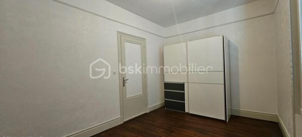 Idéalement situé en plein cœur de Vichy, à proximité immédiate des commerces et de toutes les commodités, découvrez cet agréable appartement traversant de 76,94 m², situé au 5ᵉ étage avec ascenseur d’une résidence des années 1970.

Bénéficiant d’une belle hauteur sous plafond et d’une distribution fonctionnelle, cet appartement offre de beaux volumes et une agréable luminosité.

L’entrée, particulièrement spacieuse, dispose de nombreux rangements et dessert les différentes pièces de l’appartement.

La partie jour se compose d’un séjour d’environ 22 m², ouvrant sur un balcon d’environ 6 m². Cet espace extérieur constitue un véritable atout et offre une vue dégagée sur Vichy et les collines environnantes.

La cuisine, aménagée et équipée, est indépendante et fonctionnelle.

La partie nuit propose deux vastes chambres, situées au calme à l’arrière de la résidence, ainsi qu’une salle d’eau avec douche à l’italienne et des WC indépendants.

Une cave complète ce bien.

L’appartement est en bon état général et ne nécessite pas de travaux importants. Son caractère traversant, ses volumes, sa hauteur sous plafond et sa loggia avec vue dégagée en font un bien particulièrement agréable à vivre.

Difficile de trouver emplacement plus pratique : la résidence se situe à quelques pas du centre commercial des Quatre Chemins, de la rue Georges-Clemenceau, de la rue Wilson et de la rue de Paris.

La gare SNCF se trouve à environ 500 à 600 mètres, tandis que le marché couvert est également accessible à pied en quelques minutes.

Un appartement idéal pour une résidence principale, un pied-à-terre ou un investissement locatif, permettant de profiter pleinement de la vie du centre-ville de Vichy tout en bénéficiant d’un étage élevé, d’un ascenseur, d’une vue dégagée et d’un espace extérieur.

Un bien complet, central et fonctionnel, à découvrir sans tarder.