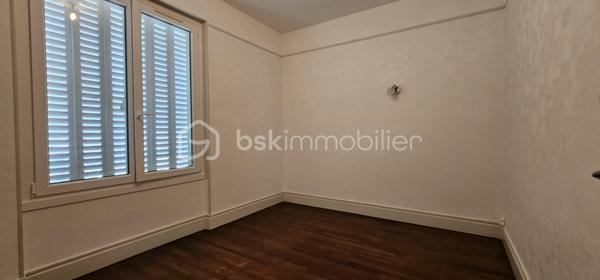 Idéalement situé en plein cœur de Vichy, à proximité immédiate des commerces et de toutes les commodités, découvrez cet agréable appartement traversant de 76,94 m², situé au 5ᵉ étage avec ascenseur d’une résidence des années 1970.

Bénéficiant d’une belle hauteur sous plafond et d’une distribution fonctionnelle, cet appartement offre de beaux volumes et une agréable luminosité.

L’entrée, particulièrement spacieuse, dispose de nombreux rangements et dessert les différentes pièces de l’appartement.

La partie jour se compose d’un séjour d’environ 22 m², ouvrant sur un balcon d’environ 6 m². Cet espace extérieur constitue un véritable atout et offre une vue dégagée sur Vichy et les collines environnantes.

La cuisine, aménagée et équipée, est indépendante et fonctionnelle.

La partie nuit propose deux vastes chambres, situées au calme à l’arrière de la résidence, ainsi qu’une salle d’eau avec douche à l’italienne et des WC indépendants.

Une cave complète ce bien.

L’appartement est en bon état général et ne nécessite pas de travaux importants. Son caractère traversant, ses volumes, sa hauteur sous plafond et sa loggia avec vue dégagée en font un bien particulièrement agréable à vivre.

Difficile de trouver emplacement plus pratique : la résidence se situe à quelques pas du centre commercial des Quatre Chemins, de la rue Georges-Clemenceau, de la rue Wilson et de la rue de Paris.

La gare SNCF se trouve à environ 500 à 600 mètres, tandis que le marché couvert est également accessible à pied en quelques minutes.

Un appartement idéal pour une résidence principale, un pied-à-terre ou un investissement locatif, permettant de profiter pleinement de la vie du centre-ville de Vichy tout en bénéficiant d’un étage élevé, d’un ascenseur, d’une vue dégagée et d’un espace extérieur.

Un bien complet, central et fonctionnel, à découvrir sans tarder.
