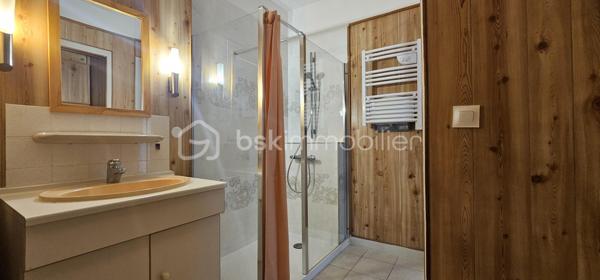 Idéalement situé en plein cœur de Vichy, à proximité immédiate des commerces et de toutes les commodités, découvrez cet agréable appartement traversant de 76,94 m², situé au 5ᵉ étage avec ascenseur d’une résidence des années 1970.

Bénéficiant d’une belle hauteur sous plafond et d’une distribution fonctionnelle, cet appartement offre de beaux volumes et une agréable luminosité.

L’entrée, particulièrement spacieuse, dispose de nombreux rangements et dessert les différentes pièces de l’appartement.

La partie jour se compose d’un séjour d’environ 22 m², ouvrant sur un balcon d’environ 6 m². Cet espace extérieur constitue un véritable atout et offre une vue dégagée sur Vichy et les collines environnantes.

La cuisine, aménagée et équipée, est indépendante et fonctionnelle.

La partie nuit propose deux vastes chambres, situées au calme à l’arrière de la résidence, ainsi qu’une salle d’eau avec douche à l’italienne et des WC indépendants.

Une cave complète ce bien.

L’appartement est en bon état général et ne nécessite pas de travaux importants. Son caractère traversant, ses volumes, sa hauteur sous plafond et sa loggia avec vue dégagée en font un bien particulièrement agréable à vivre.

Difficile de trouver emplacement plus pratique : la résidence se situe à quelques pas du centre commercial des Quatre Chemins, de la rue Georges-Clemenceau, de la rue Wilson et de la rue de Paris.

La gare SNCF se trouve à environ 500 à 600 mètres, tandis que le marché couvert est également accessible à pied en quelques minutes.

Un appartement idéal pour une résidence principale, un pied-à-terre ou un investissement locatif, permettant de profiter pleinement de la vie du centre-ville de Vichy tout en bénéficiant d’un étage élevé, d’un ascenseur, d’une vue dégagée et d’un espace extérieur.

Un bien complet, central et fonctionnel, à découvrir sans tarder.