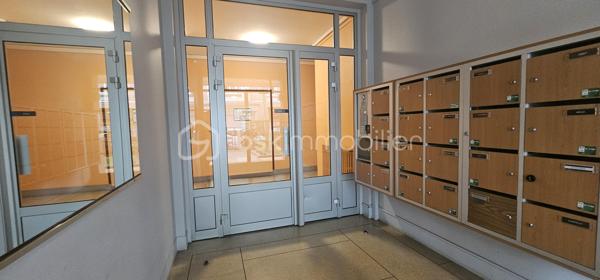 Idéalement situé en plein cœur de Vichy, à proximité immédiate des commerces et de toutes les commodités, découvrez cet agréable appartement traversant de 76,94 m², situé au 5ᵉ étage avec ascenseur d’une résidence des années 1970.

Bénéficiant d’une belle hauteur sous plafond et d’une distribution fonctionnelle, cet appartement offre de beaux volumes et une agréable luminosité.

L’entrée, particulièrement spacieuse, dispose de nombreux rangements et dessert les différentes pièces de l’appartement.

La partie jour se compose d’un séjour d’environ 22 m², ouvrant sur un balcon d’environ 6 m². Cet espace extérieur constitue un véritable atout et offre une vue dégagée sur Vichy et les collines environnantes.

La cuisine, aménagée et équipée, est indépendante et fonctionnelle.

La partie nuit propose deux vastes chambres, situées au calme à l’arrière de la résidence, ainsi qu’une salle d’eau avec douche à l’italienne et des WC indépendants.

Une cave complète ce bien.

L’appartement est en bon état général et ne nécessite pas de travaux importants. Son caractère traversant, ses volumes, sa hauteur sous plafond et sa loggia avec vue dégagée en font un bien particulièrement agréable à vivre.

Difficile de trouver emplacement plus pratique : la résidence se situe à quelques pas du centre commercial des Quatre Chemins, de la rue Georges-Clemenceau, de la rue Wilson et de la rue de Paris.

La gare SNCF se trouve à environ 500 à 600 mètres, tandis que le marché couvert est également accessible à pied en quelques minutes.

Un appartement idéal pour une résidence principale, un pied-à-terre ou un investissement locatif, permettant de profiter pleinement de la vie du centre-ville de Vichy tout en bénéficiant d’un étage élevé, d’un ascenseur, d’une vue dégagée et d’un espace extérieur.

Un bien complet, central et fonctionnel, à découvrir sans tarder.