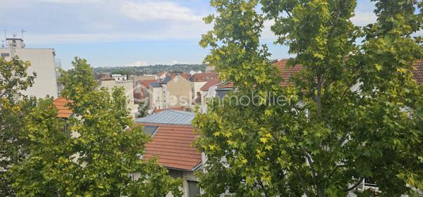 Idéalement situé en plein cœur de Vichy, à proximité immédiate des commerces et de toutes les commodités, découvrez cet agréable appartement traversant de 76,94 m², situé au 5ᵉ étage avec ascenseur d’une résidence des années 1970.

Bénéficiant d’une belle hauteur sous plafond et d’une distribution fonctionnelle, cet appartement offre de beaux volumes et une agréable luminosité.

L’entrée, particulièrement spacieuse, dispose de nombreux rangements et dessert les différentes pièces de l’appartement.

La partie jour se compose d’un séjour d’environ 22 m², ouvrant sur un balcon d’environ 6 m². Cet espace extérieur constitue un véritable atout et offre une vue dégagée sur Vichy et les collines environnantes.

La cuisine, aménagée et équipée, est indépendante et fonctionnelle.

La partie nuit propose deux vastes chambres, situées au calme à l’arrière de la résidence, ainsi qu’une salle d’eau avec douche à l’italienne et des WC indépendants.

Une cave complète ce bien.

L’appartement est en bon état général et ne nécessite pas de travaux importants. Son caractère traversant, ses volumes, sa hauteur sous plafond et sa loggia avec vue dégagée en font un bien particulièrement agréable à vivre.

Difficile de trouver emplacement plus pratique : la résidence se situe à quelques pas du centre commercial des Quatre Chemins, de la rue Georges-Clemenceau, de la rue Wilson et de la rue de Paris.

La gare SNCF se trouve à environ 500 à 600 mètres, tandis que le marché couvert est également accessible à pied en quelques minutes.

Un appartement idéal pour une résidence principale, un pied-à-terre ou un investissement locatif, permettant de profiter pleinement de la vie du centre-ville de Vichy tout en bénéficiant d’un étage élevé, d’un ascenseur, d’une vue dégagée et d’un espace extérieur.

Un bien complet, central et fonctionnel, à découvrir sans tarder.