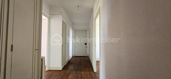 Idéalement situé en plein cœur de Vichy, à proximité immédiate des commerces et de toutes les commodités, découvrez cet agréable appartement traversant de 76,94 m², situé au 5ᵉ étage avec ascenseur d’une résidence des années 1970.

Bénéficiant d’une belle hauteur sous plafond et d’une distribution fonctionnelle, cet appartement offre de beaux volumes et une agréable luminosité.

L’entrée, particulièrement spacieuse, dispose de nombreux rangements et dessert les différentes pièces de l’appartement.

La partie jour se compose d’un séjour d’environ 22 m², ouvrant sur un balcon d’environ 6 m². Cet espace extérieur constitue un véritable atout et offre une vue dégagée sur Vichy et les collines environnantes.

La cuisine, aménagée et équipée, est indépendante et fonctionnelle.

La partie nuit propose deux vastes chambres, situées au calme à l’arrière de la résidence, ainsi qu’une salle d’eau avec douche à l’italienne et des WC indépendants.

Une cave complète ce bien.

L’appartement est en bon état général et ne nécessite pas de travaux importants. Son caractère traversant, ses volumes, sa hauteur sous plafond et sa loggia avec vue dégagée en font un bien particulièrement agréable à vivre.

Difficile de trouver emplacement plus pratique : la résidence se situe à quelques pas du centre commercial des Quatre Chemins, de la rue Georges-Clemenceau, de la rue Wilson et de la rue de Paris.

La gare SNCF se trouve à environ 500 à 600 mètres, tandis que le marché couvert est également accessible à pied en quelques minutes.

Un appartement idéal pour une résidence principale, un pied-à-terre ou un investissement locatif, permettant de profiter pleinement de la vie du centre-ville de Vichy tout en bénéficiant d’un étage élevé, d’un ascenseur, d’une vue dégagée et d’un espace extérieur.

Un bien complet, central et fonctionnel, à découvrir sans tarder.
